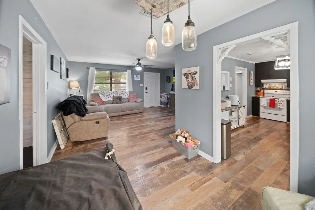 Single Family Residence For Sale in Anderson County , 403 Ridgewood, Palestine, Texas 75803, 3 Bedroom, 1 Bathroom, Garage spaces, 1,373 Sqft, built in 1960, mls#21303751, Real Estate Agent in Palestine, Homes For Sale in Anderson county, Homes For Sale in Palestine, Realtor in Palestine Texas, Real Estate Brokerage Independent Realty Texas, Luminita Cordes Realtor