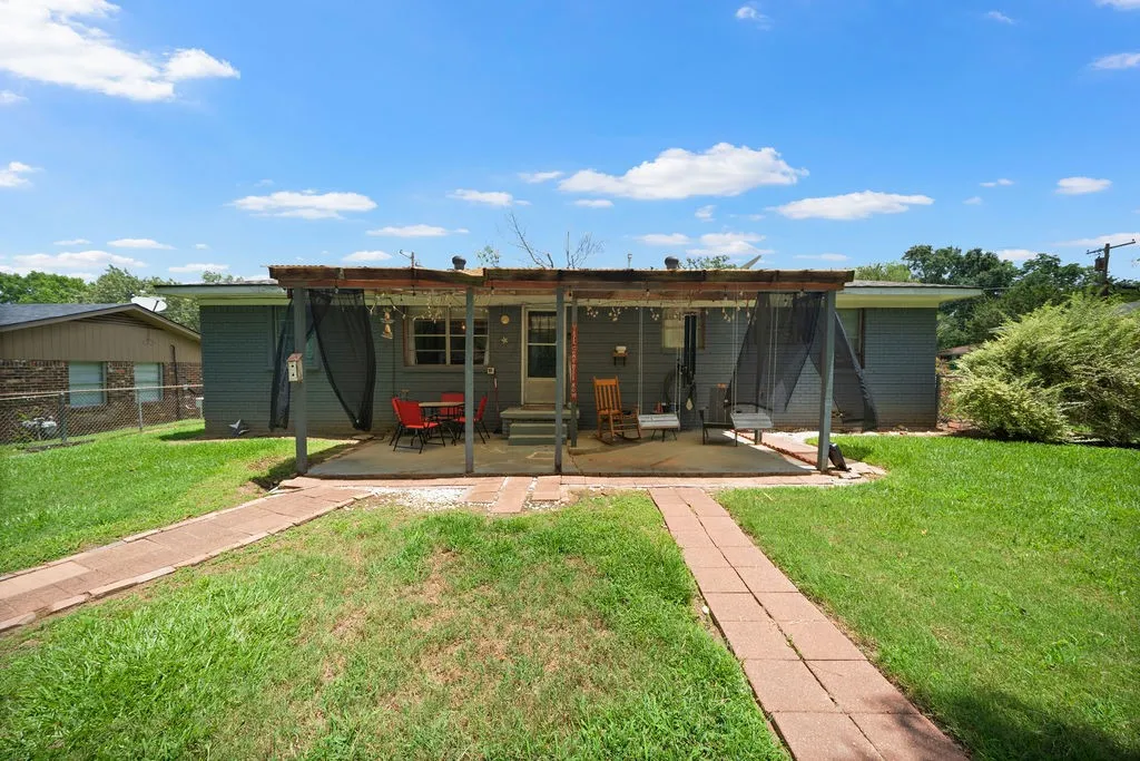 Single Family Residence For Sale in Anderson County , 403 Ridgewood, Palestine, Texas 75803, 3 Bedroom, 1 Bathroom, Garage spaces, 1,373 Sqft, built in 1960, mls#21303751, Real Estate Agent in Palestine, Homes For Sale in Anderson county, Homes For Sale in Palestine, Realtor in Palestine Texas, Real Estate Brokerage Independent Realty Texas, Luminita Cordes Realtor