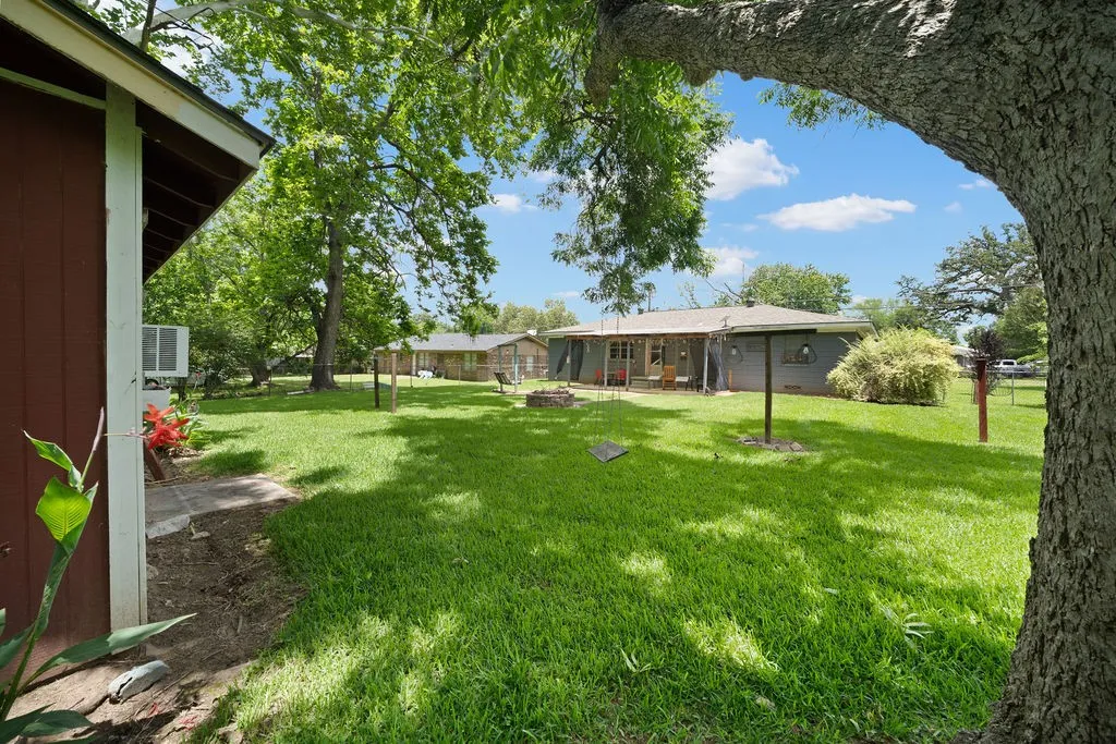 Single Family Residence For Sale in Anderson County , 403 Ridgewood, Palestine, Texas 75803, 3 Bedroom, 1 Bathroom, Garage spaces, 1,373 Sqft, built in 1960, mls#21303751, Real Estate Agent in Palestine, Homes For Sale in Anderson county, Homes For Sale in Palestine, Realtor in Palestine Texas, Real Estate Brokerage Independent Realty Texas, Luminita Cordes Realtor