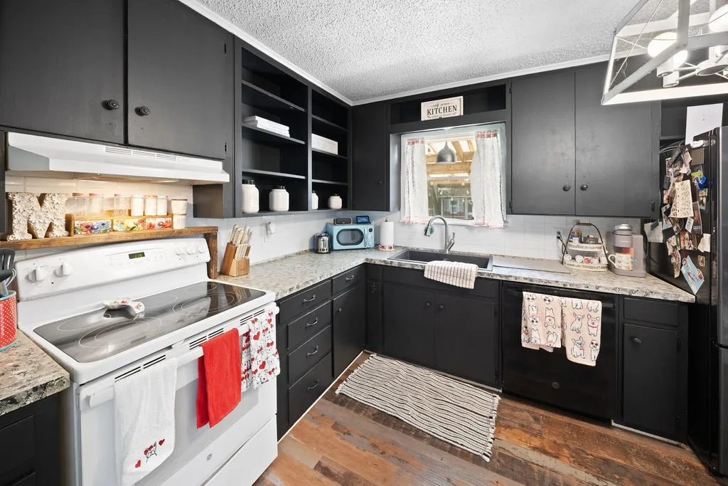 Single Family Residence For Sale in Anderson County , 403 Ridgewood, Palestine, Texas 75803, 3 Bedroom, 1 Bathroom, Garage spaces, 1,373 Sqft, built in 1960, mls#21303751, Real Estate Agent in Palestine, Homes For Sale in Anderson county, Homes For Sale in Palestine, Realtor in Palestine Texas, Real Estate Brokerage Independent Realty Texas, Luminita Cordes Realtor