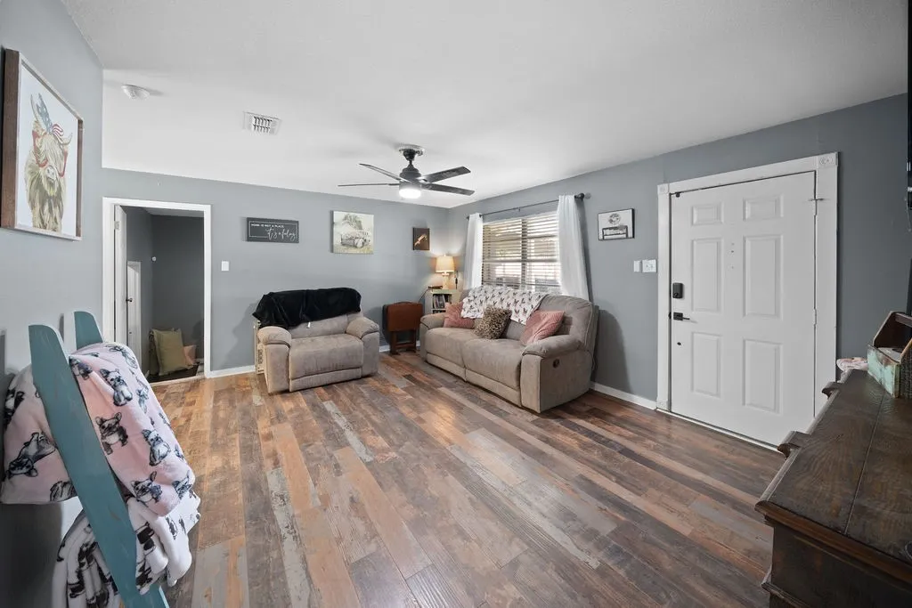 Single Family Residence For Sale in Anderson County , 403 Ridgewood, Palestine, Texas 75803, 3 Bedroom, 1 Bathroom, Garage spaces, 1,373 Sqft, built in 1960, mls#21303751, Real Estate Agent in Palestine, Homes For Sale in Anderson county, Homes For Sale in Palestine, Realtor in Palestine Texas, Real Estate Brokerage Independent Realty Texas, Luminita Cordes Realtor