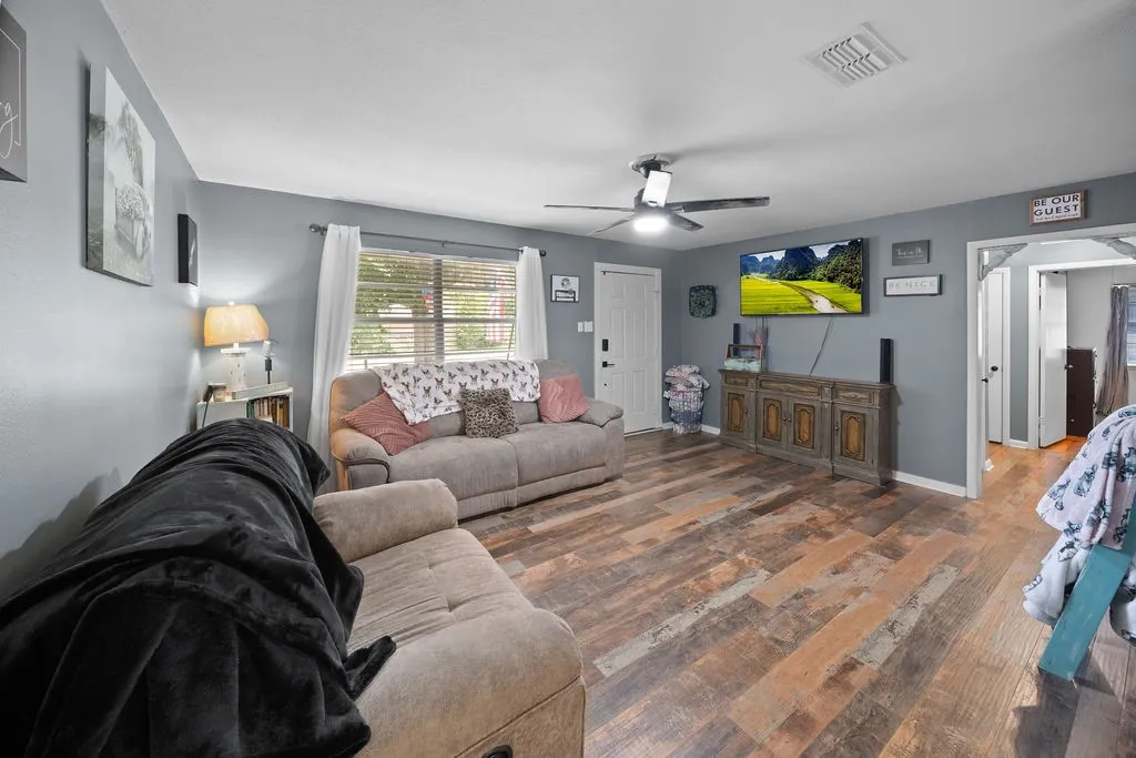 Single Family Residence For Sale in Anderson County , 403 Ridgewood, Palestine, Texas 75803, 3 Bedroom, 1 Bathroom, Garage spaces, 1,373 Sqft, built in 1960, mls#21303751, Real Estate Agent in Palestine, Homes For Sale in Anderson county, Homes For Sale in Palestine, Realtor in Palestine Texas, Real Estate Brokerage Independent Realty Texas, Luminita Cordes Realtor