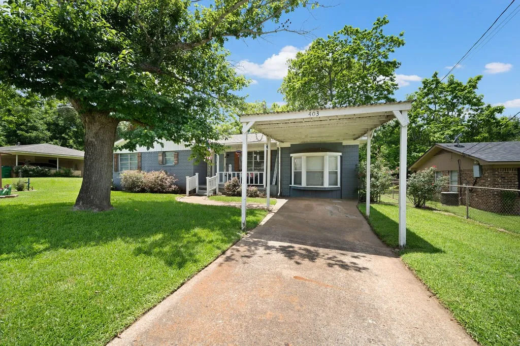 Single Family Residence For Sale in Anderson County , 403 Ridgewood, Palestine, Texas 75803, 3 Bedroom, 1 Bathroom, Garage spaces, 1,373 Sqft, built in 1960, mls#21303751, Real Estate Agent in Palestine, Homes For Sale in Anderson county, Homes For Sale in Palestine, Realtor in Palestine Texas, Real Estate Brokerage Independent Realty Texas, Luminita Cordes Realtor