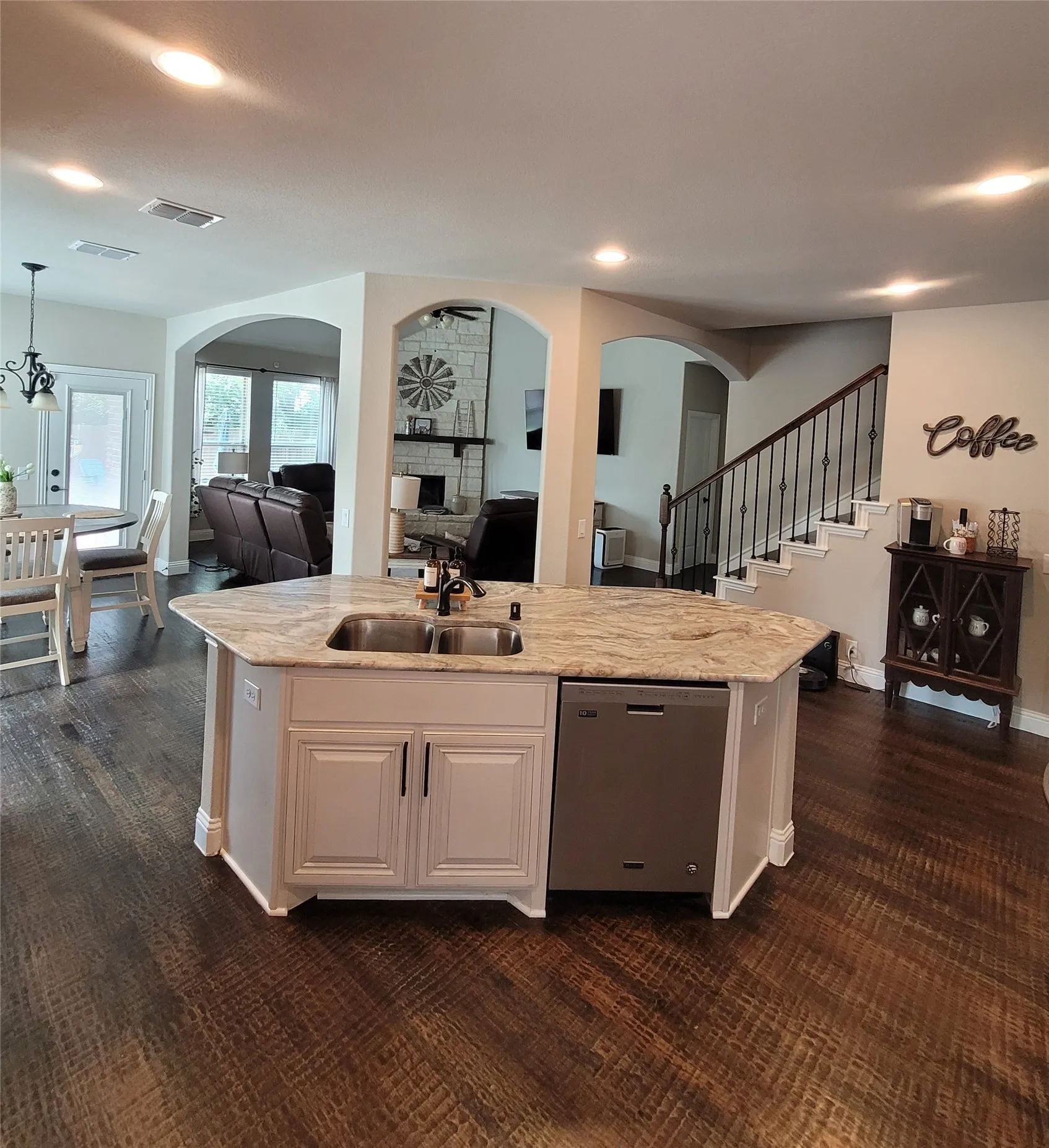 Single Family Residence For Sale in Grayson County , 125 Providence Drive, Van Alstyne, Texas 75495, 4 Bedroom, 4 Bathroom, 3 Garage spaces, 3,376 Sqft, built in 2020, mls#21303750, Real Estate Agent in Van Alstyne, Homes For Sale in Grayson county, Homes For Sale in Van Alstyne, Realtor in Van Alstyne Texas, Real Estate Brokerage Independent Realty Texas, Luminita Cordes Realtor