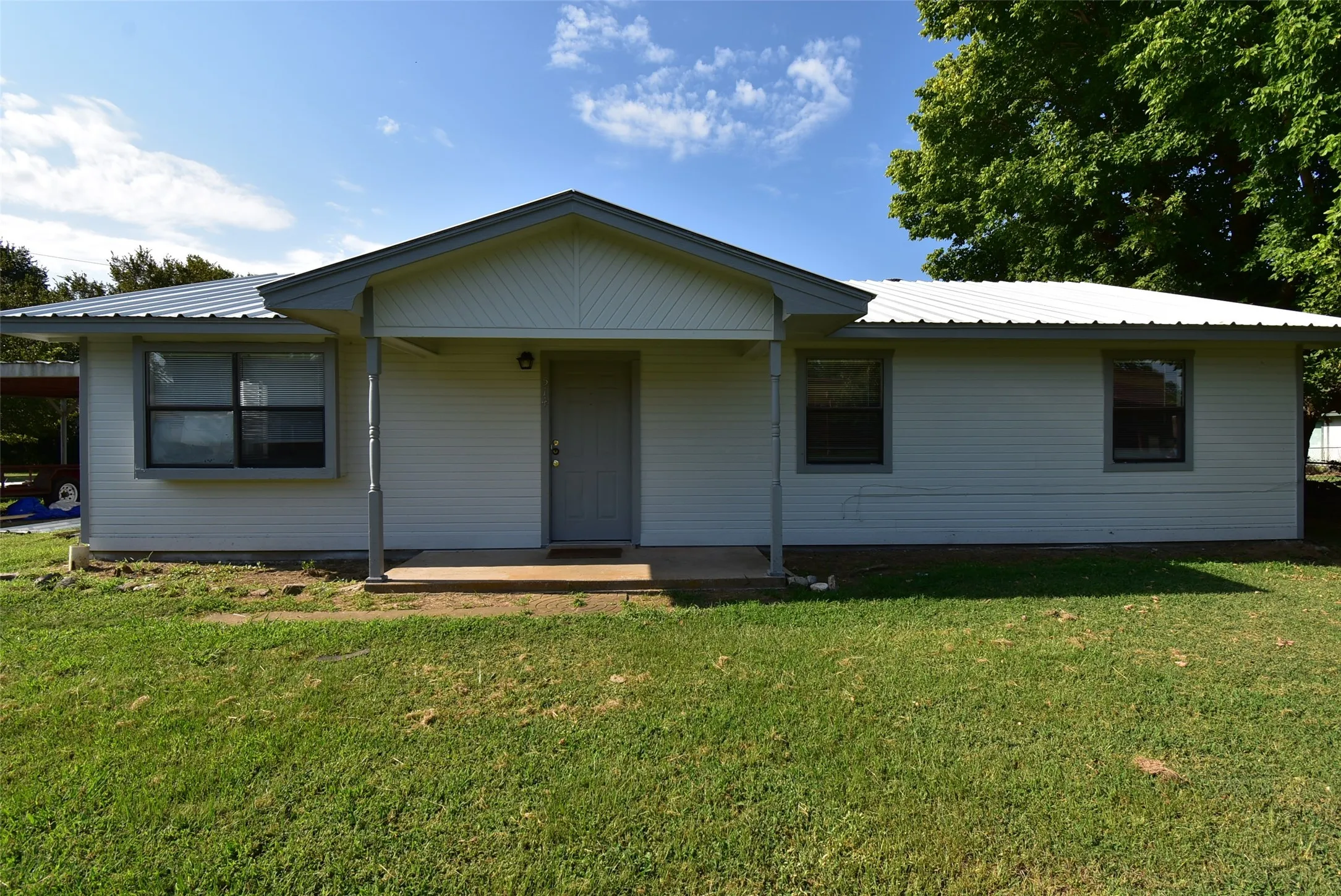 Single Family Residence For Rent in Grayson County , 514 Pecan Street, Collinsville, Texas 76233, 3 Bedroom, 2 Bathroom, Garage spaces, 1,260 Sqft, built in 1996, mls#21303758, Real Estate Agent in Collinsville, Homes For Rent in Grayson county, Homes For Rent in Collinsville, Realtor in Collinsville Texas, Real Estate Brokerage Independent Realty Texas, Luminita Cordes Realtor