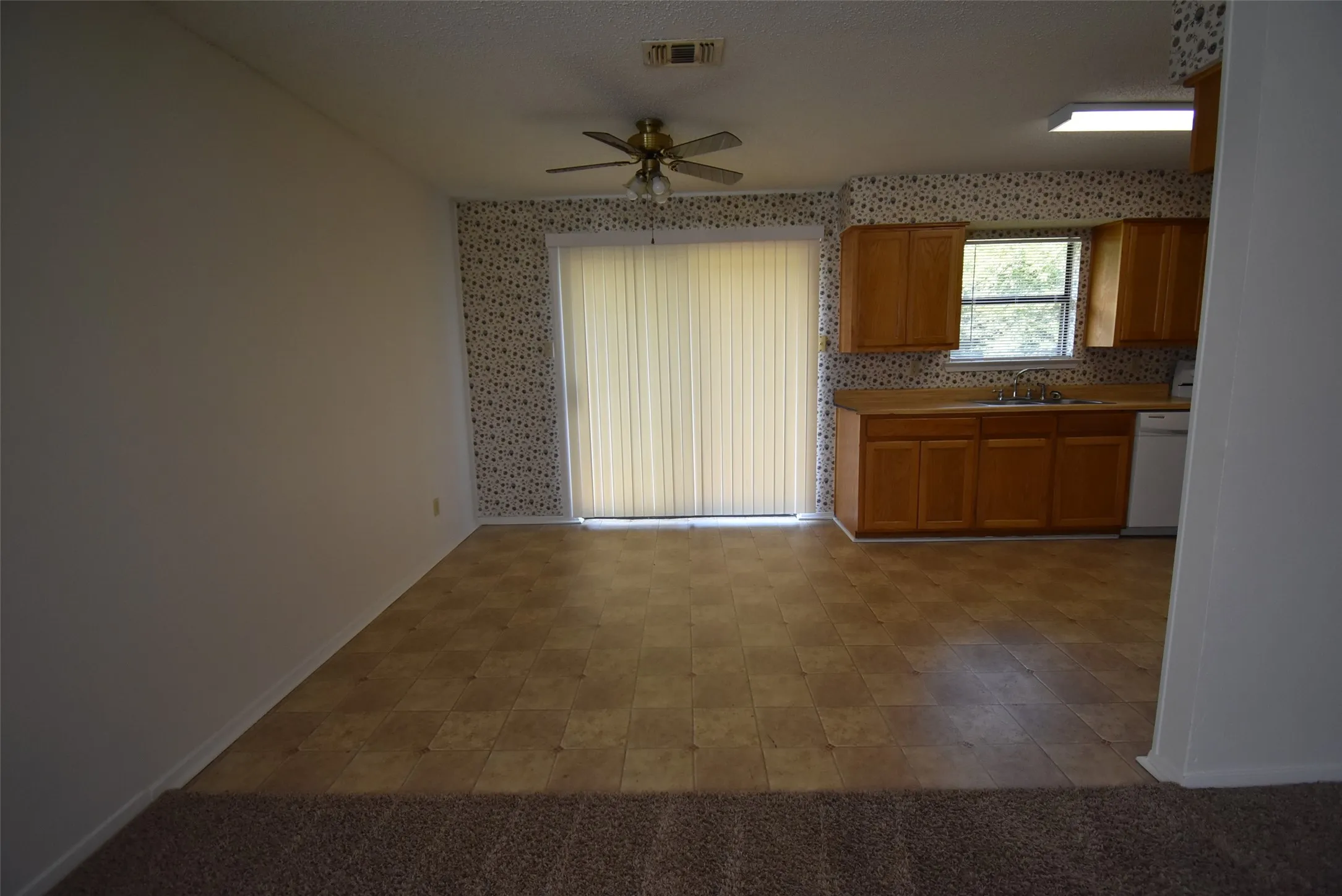 Single Family Residence For Rent in Grayson County , 514 Pecan Street, Collinsville, Texas 76233, 3 Bedroom, 2 Bathroom, Garage spaces, 1,260 Sqft, built in 1996, mls#21303758, Real Estate Agent in Collinsville, Homes For Rent in Grayson county, Homes For Rent in Collinsville, Realtor in Collinsville Texas, Real Estate Brokerage Independent Realty Texas, Luminita Cordes Realtor