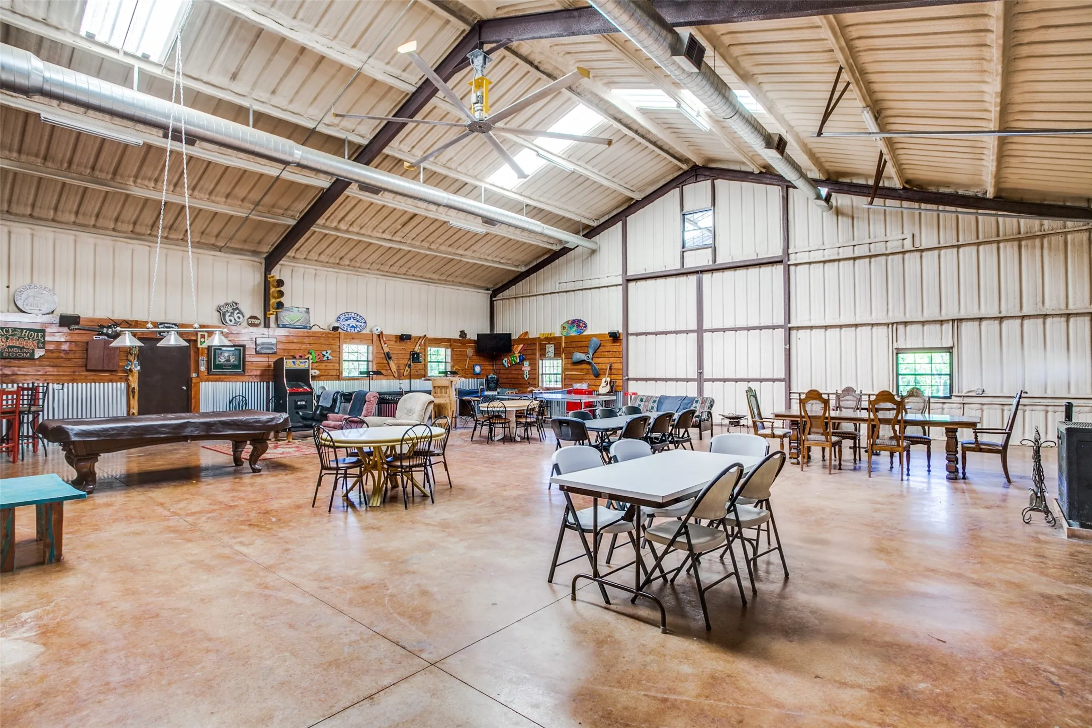 Farm For Sale in Cooke County , 1510 Hawkins Road, Whitesboro, Texas 76273, 5 Bedroom, 7 Bathroom, Garage spaces, 4,482 Sqft, built in 2010, mls#21287202, Real Estate Agent in Whitesboro, Homes For Sale in Cooke county, Homes For Sale in Whitesboro, Realtor in Whitesboro Texas, Real Estate Brokerage Independent Realty Texas, Luminita Cordes Realtor