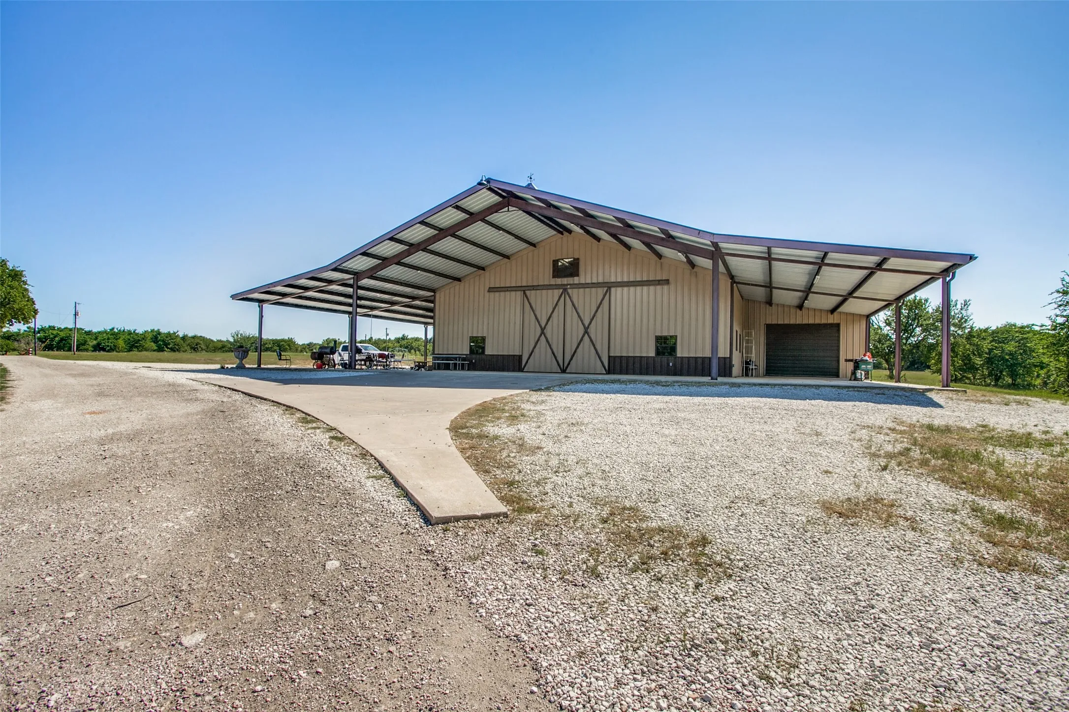 Farm For Sale in Cooke County , 1510 Hawkins Road, Whitesboro, Texas 76273, 5 Bedroom, 7 Bathroom, Garage spaces, 4,482 Sqft, built in 2010, mls#21287202, Real Estate Agent in Whitesboro, Homes For Sale in Cooke county, Homes For Sale in Whitesboro, Realtor in Whitesboro Texas, Real Estate Brokerage Independent Realty Texas, Luminita Cordes Realtor