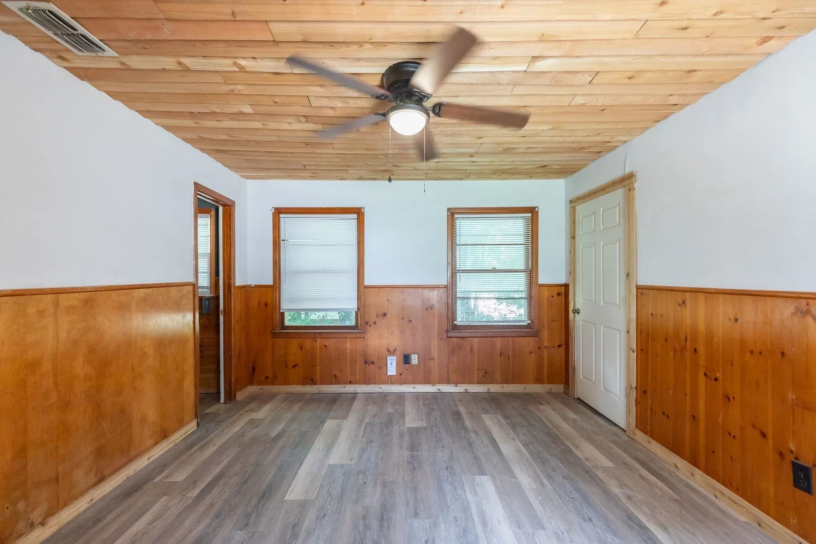 Single Family Residence For Sale in Taylor County , 701 Forrest Avenue, Abilene, Texas 79603, 4 Bedroom, 2 Bathroom, 2 Garage spaces, 1,524 Sqft, built in 1955, mls#21302750, Real Estate Agent in Abilene, Homes For Sale in Taylor county, Homes For Sale in Abilene, Realtor in Abilene Texas, Real Estate Brokerage Independent Realty Texas, Luminita Cordes Realtor