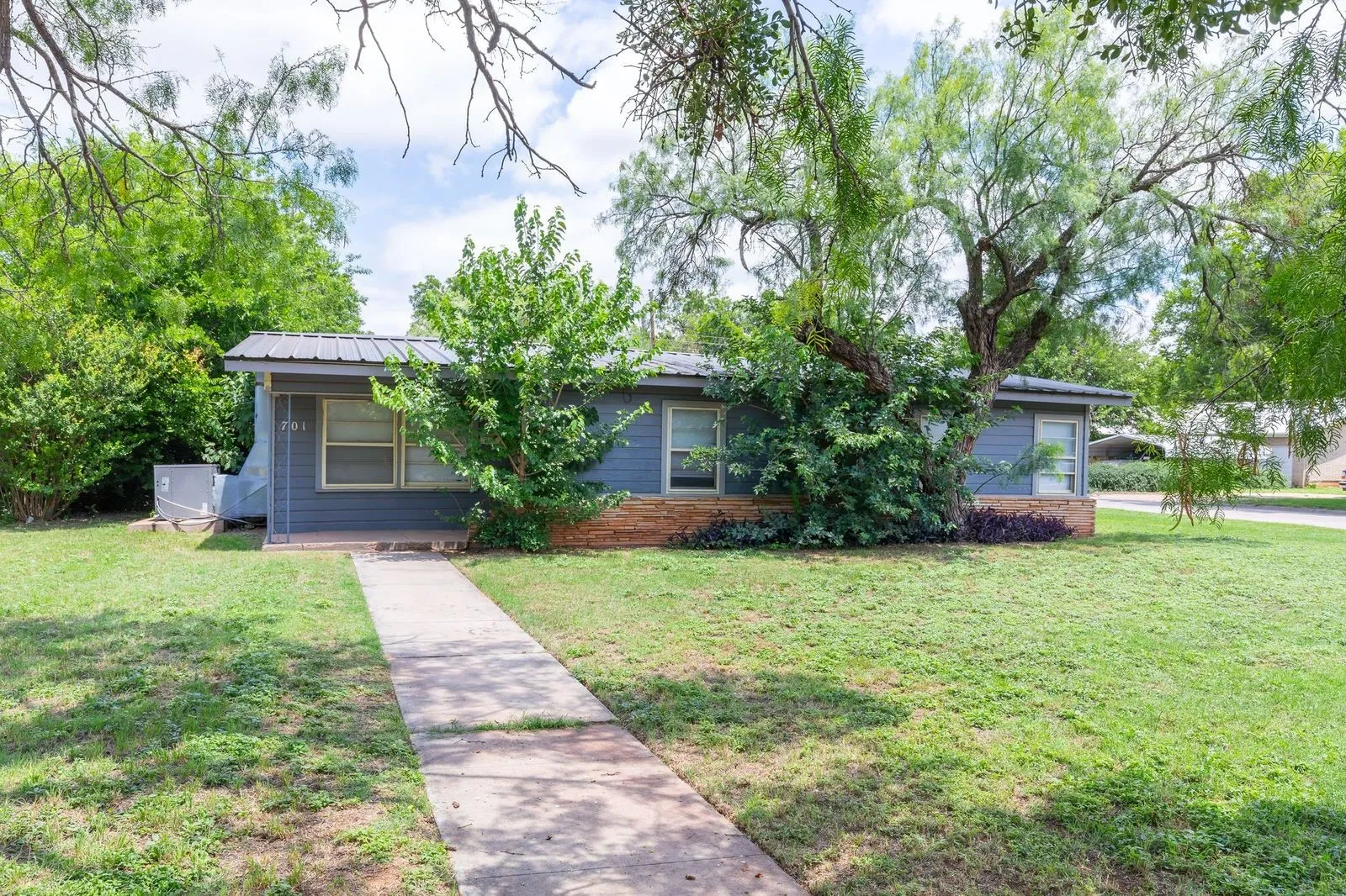 Single Family Residence For Sale in Taylor County , 701 Forrest Avenue, Abilene, Texas 79603, 4 Bedroom, 2 Bathroom, 2 Garage spaces, 1,524 Sqft, built in 1955, mls#21302750, Real Estate Agent in Abilene, Homes For Sale in Taylor county, Homes For Sale in Abilene, Realtor in Abilene Texas, Real Estate Brokerage Independent Realty Texas, Luminita Cordes Realtor