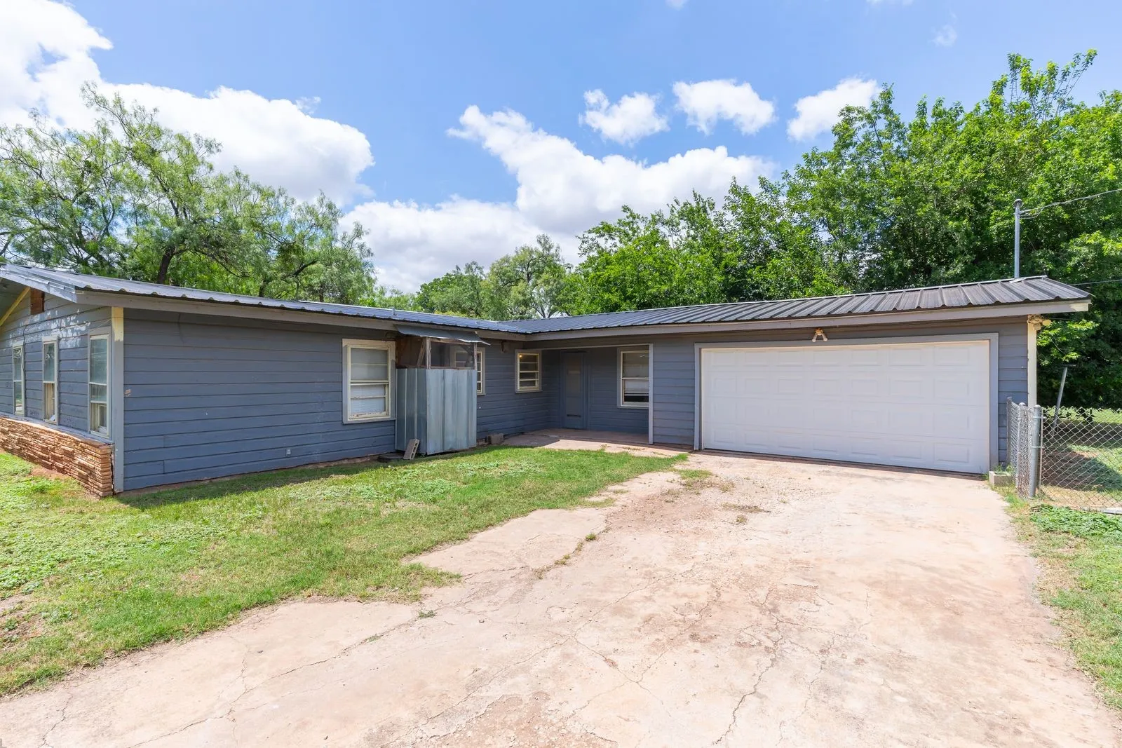 Single Family Residence For Sale in Taylor County , 701 Forrest Avenue, Abilene, Texas 79603, 4 Bedroom, 2 Bathroom, 2 Garage spaces, 1,524 Sqft, built in 1955, mls#21302750, Real Estate Agent in Abilene, Homes For Sale in Taylor county, Homes For Sale in Abilene, Realtor in Abilene Texas, Real Estate Brokerage Independent Realty Texas, Luminita Cordes Realtor