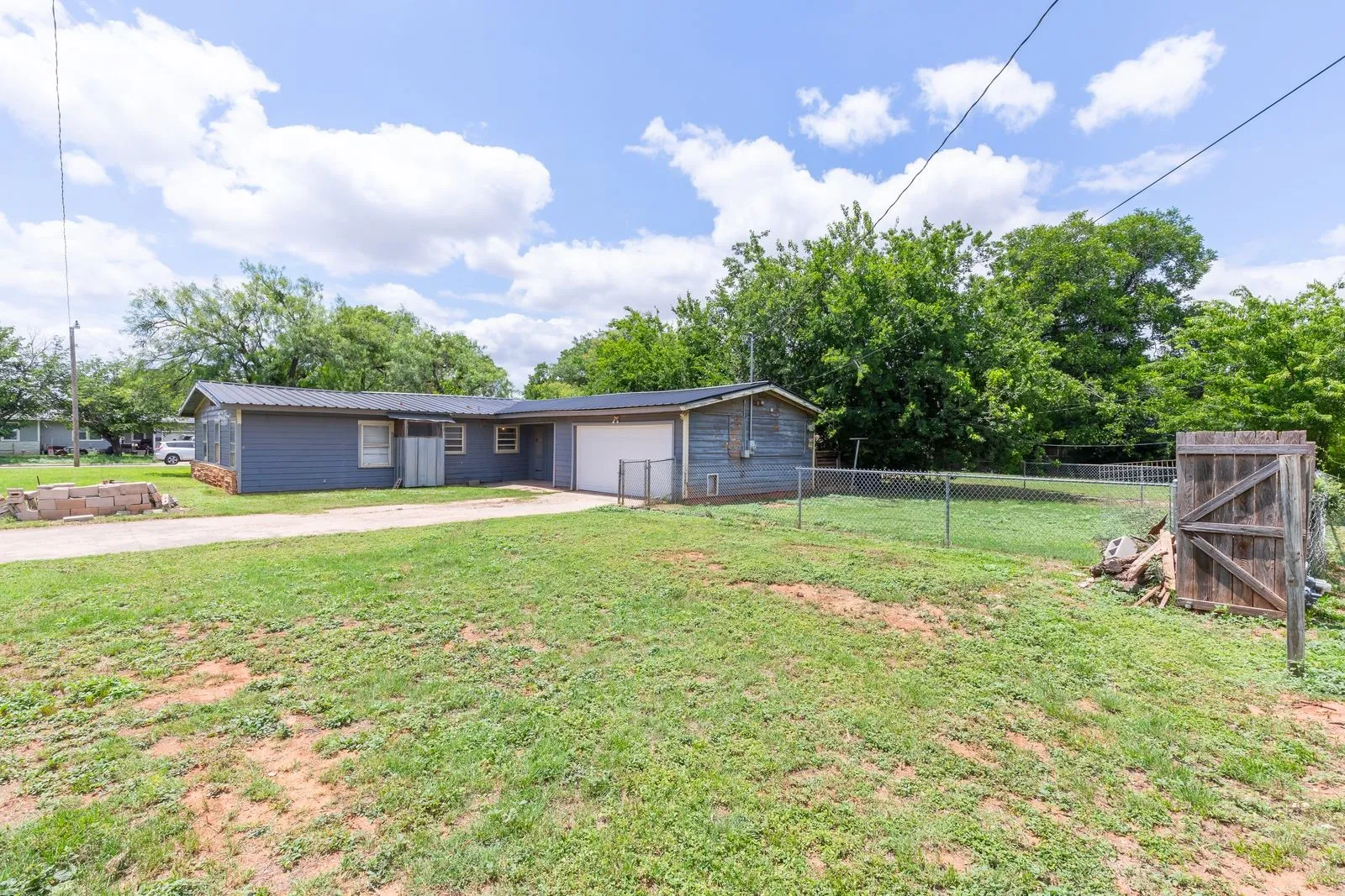 Single Family Residence For Sale in Taylor County , 701 Forrest Avenue, Abilene, Texas 79603, 4 Bedroom, 2 Bathroom, 2 Garage spaces, 1,524 Sqft, built in 1955, mls#21302750, Real Estate Agent in Abilene, Homes For Sale in Taylor county, Homes For Sale in Abilene, Realtor in Abilene Texas, Real Estate Brokerage Independent Realty Texas, Luminita Cordes Realtor