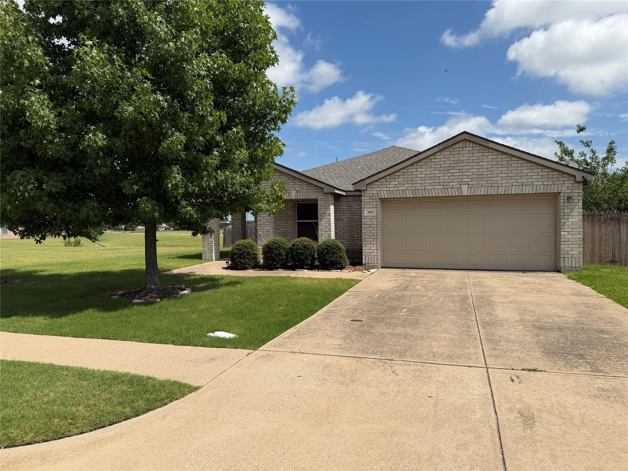 Single Family Residence For Rent in Kaufman County , 300 Stanford, Forney, Texas 75126, 3 Bedroom, 2 Bathroom, 2 Garage spaces, 1,714 Sqft, built in 2006, mls#21303832, Real Estate Agent in Forney, Homes For Rent in Kaufman county, Homes For Rent in Forney, Realtor in Forney Texas, Real Estate Brokerage Independent Realty Texas, Luminita Cordes Realtor