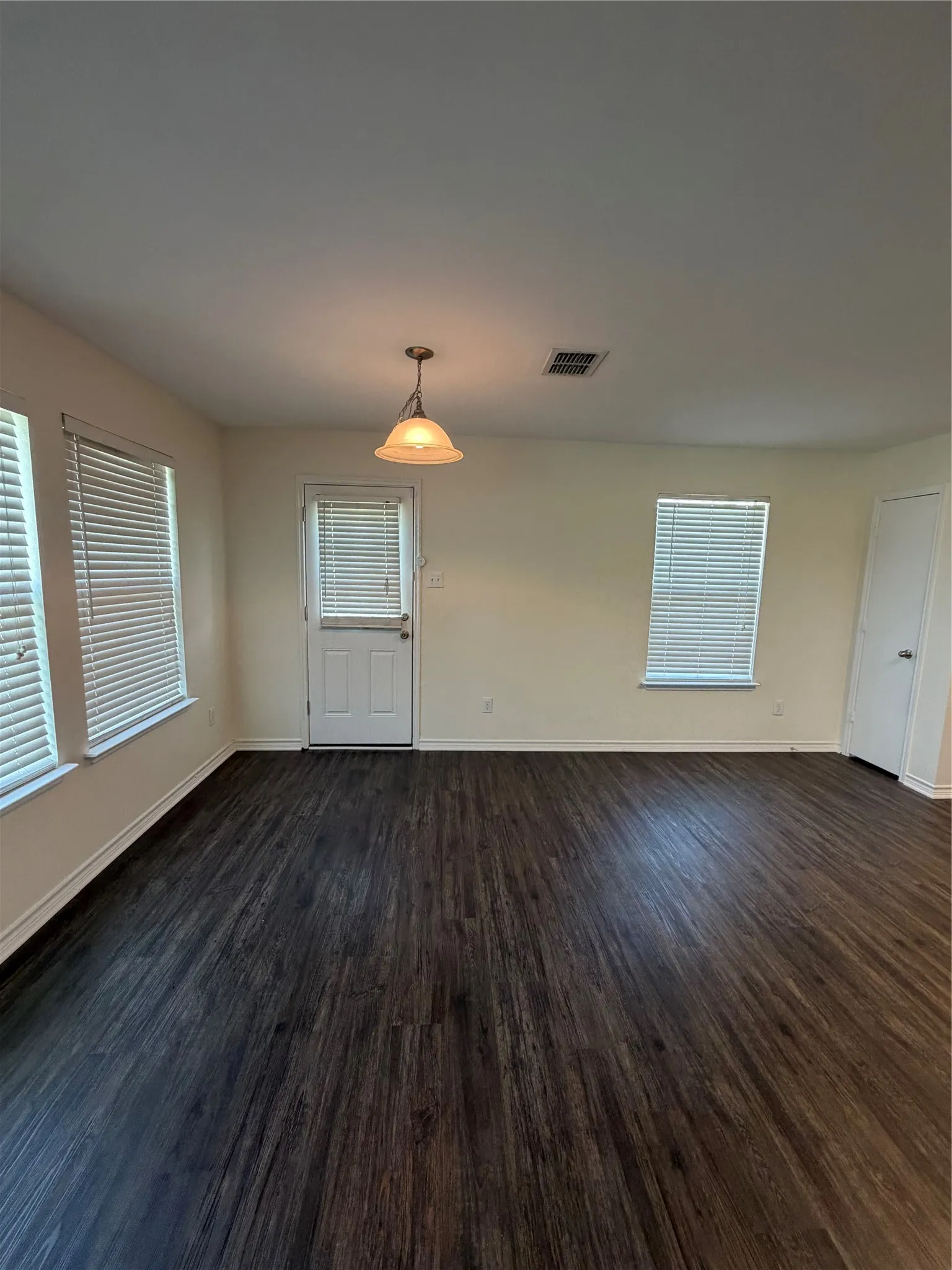 Single Family Residence For Rent in Kaufman County , 300 Stanford, Forney, Texas 75126, 3 Bedroom, 2 Bathroom, 2 Garage spaces, 1,714 Sqft, built in 2006, mls#21303832, Real Estate Agent in Forney, Homes For Rent in Kaufman county, Homes For Rent in Forney, Realtor in Forney Texas, Real Estate Brokerage Independent Realty Texas, Luminita Cordes Realtor