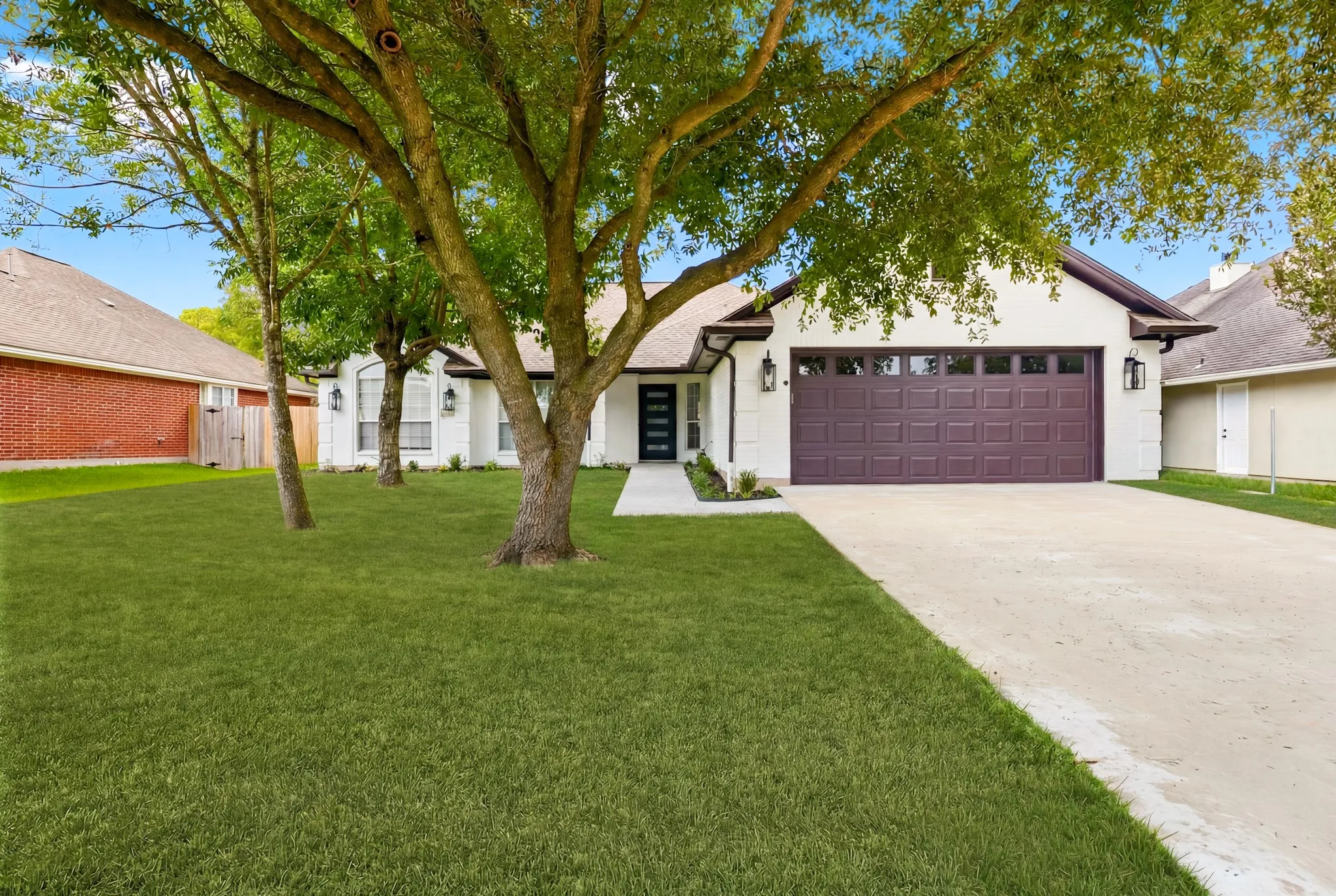Single Family Residence For Sale in Brazos County , 318 Landsburg Lane, College Station, Texas 77845, 3 Bedroom, 3 Bathroom, 2 Garage spaces, 1,876 Sqft, built in 1997, mls#21303689, Real Estate Agent in College Station, Homes For Sale in Brazos county, Homes For Sale in College Station, Realtor in College Station Texas, Real Estate Brokerage Independent Realty Texas, Luminita Cordes Realtor