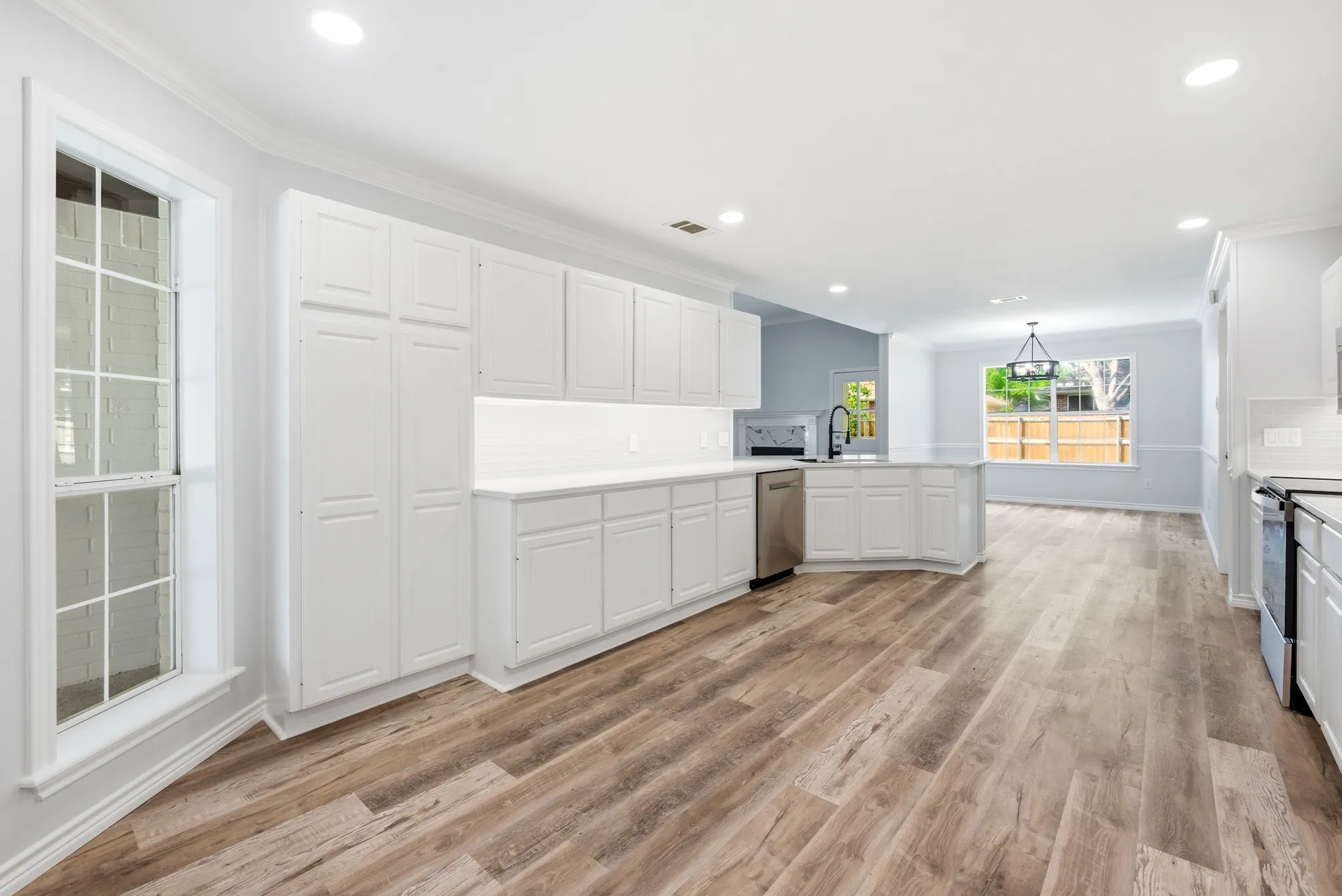Single Family Residence For Sale in Brazos County , 318 Landsburg Lane, College Station, Texas 77845, 3 Bedroom, 3 Bathroom, 2 Garage spaces, 1,876 Sqft, built in 1997, mls#21303689, Real Estate Agent in College Station, Homes For Sale in Brazos county, Homes For Sale in College Station, Realtor in College Station Texas, Real Estate Brokerage Independent Realty Texas, Luminita Cordes Realtor