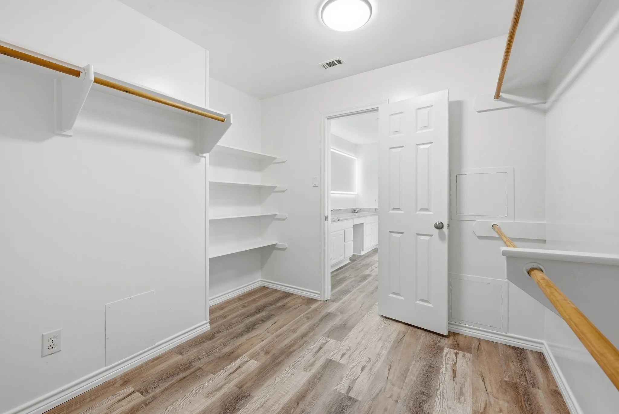 Single Family Residence For Sale in Brazos County , 318 Landsburg Lane, College Station, Texas 77845, 3 Bedroom, 3 Bathroom, 2 Garage spaces, 1,876 Sqft, built in 1997, mls#21303689, Real Estate Agent in College Station, Homes For Sale in Brazos county, Homes For Sale in College Station, Realtor in College Station Texas, Real Estate Brokerage Independent Realty Texas, Luminita Cordes Realtor