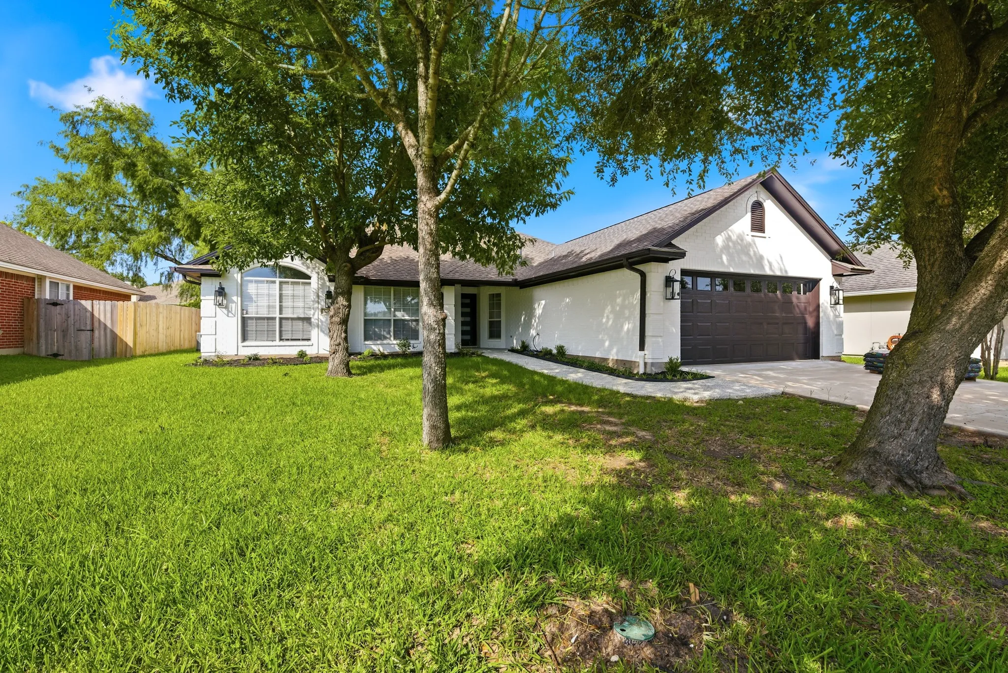 Single Family Residence For Sale in Brazos County , 318 Landsburg Lane, College Station, Texas 77845, 3 Bedroom, 3 Bathroom, 2 Garage spaces, 1,876 Sqft, built in 1997, mls#21303689, Real Estate Agent in College Station, Homes For Sale in Brazos county, Homes For Sale in College Station, Realtor in College Station Texas, Real Estate Brokerage Independent Realty Texas, Luminita Cordes Realtor