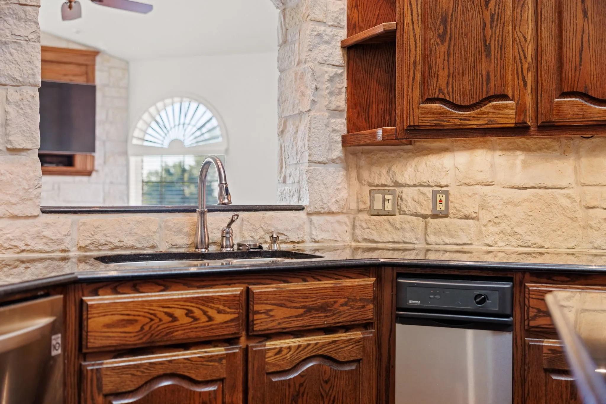 Single Family Residence For Sale in Mc Lennan County , 314 Cresthill Circle, Valley Mills, Texas 76689, 4 Bedroom, 3 Bathroom, 2 Garage spaces, 4,361 Sqft, built in 2006, mls#21303482, Real Estate Agent in Valley Mills, Homes For Sale in Mc Lennan county, Homes For Sale in Valley Mills, Realtor in Valley Mills Texas, Real Estate Brokerage Independent Realty Texas, Luminita Cordes Realtor