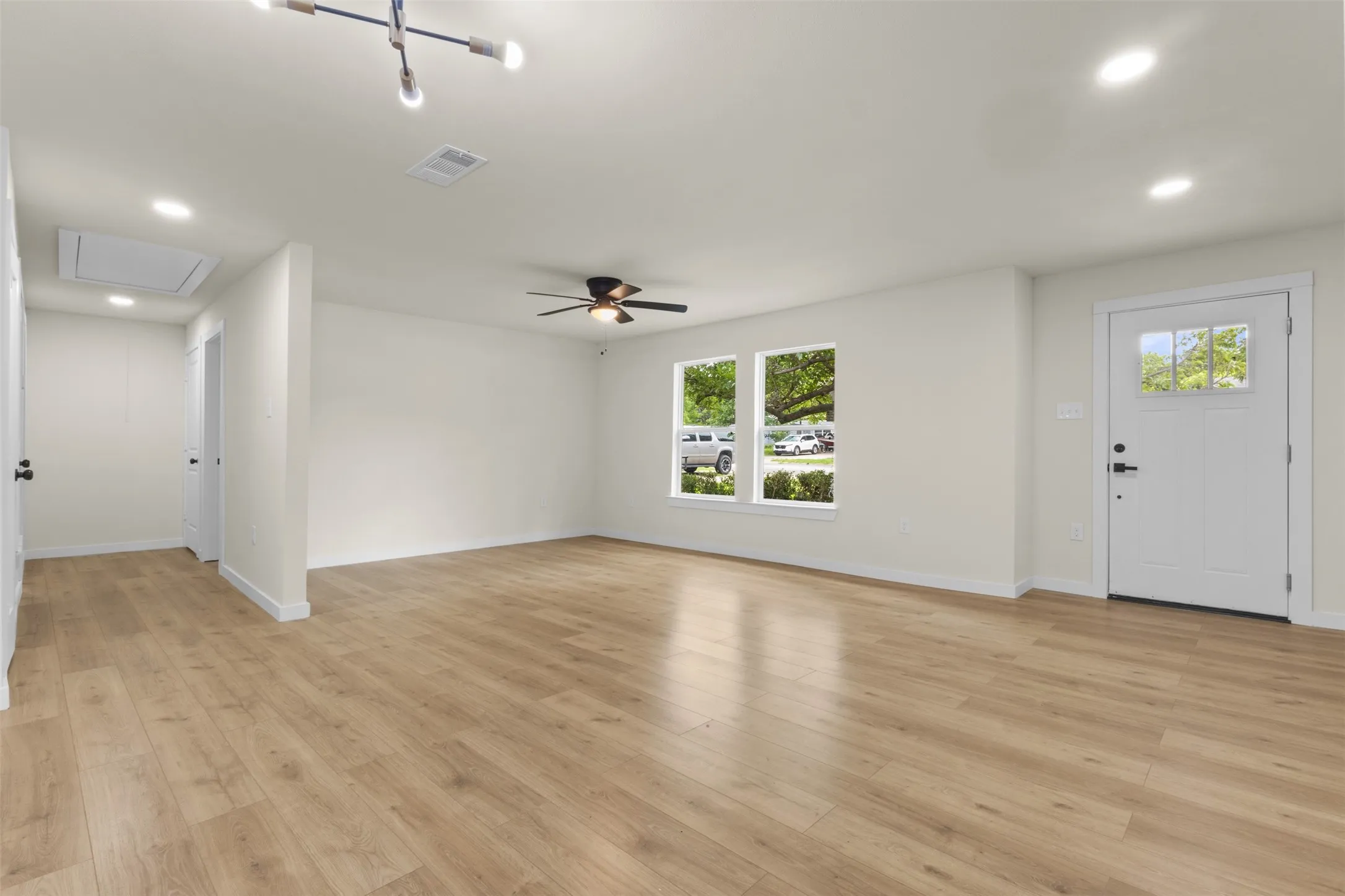 Single Family Residence For Sale in Tarrant County , 425 Browning Drive, Arlington, Texas 76010, 4 Bedroom, 2 Bathroom, 1 Garage spaces, 1,621 Sqft, built in 1954, mls#21230076, Real Estate Agent in Arlington, Homes For Sale in Tarrant county, Homes For Sale in Arlington, Realtor in Arlington Texas, Real Estate Brokerage Independent Realty Texas, Luminita Cordes Realtor