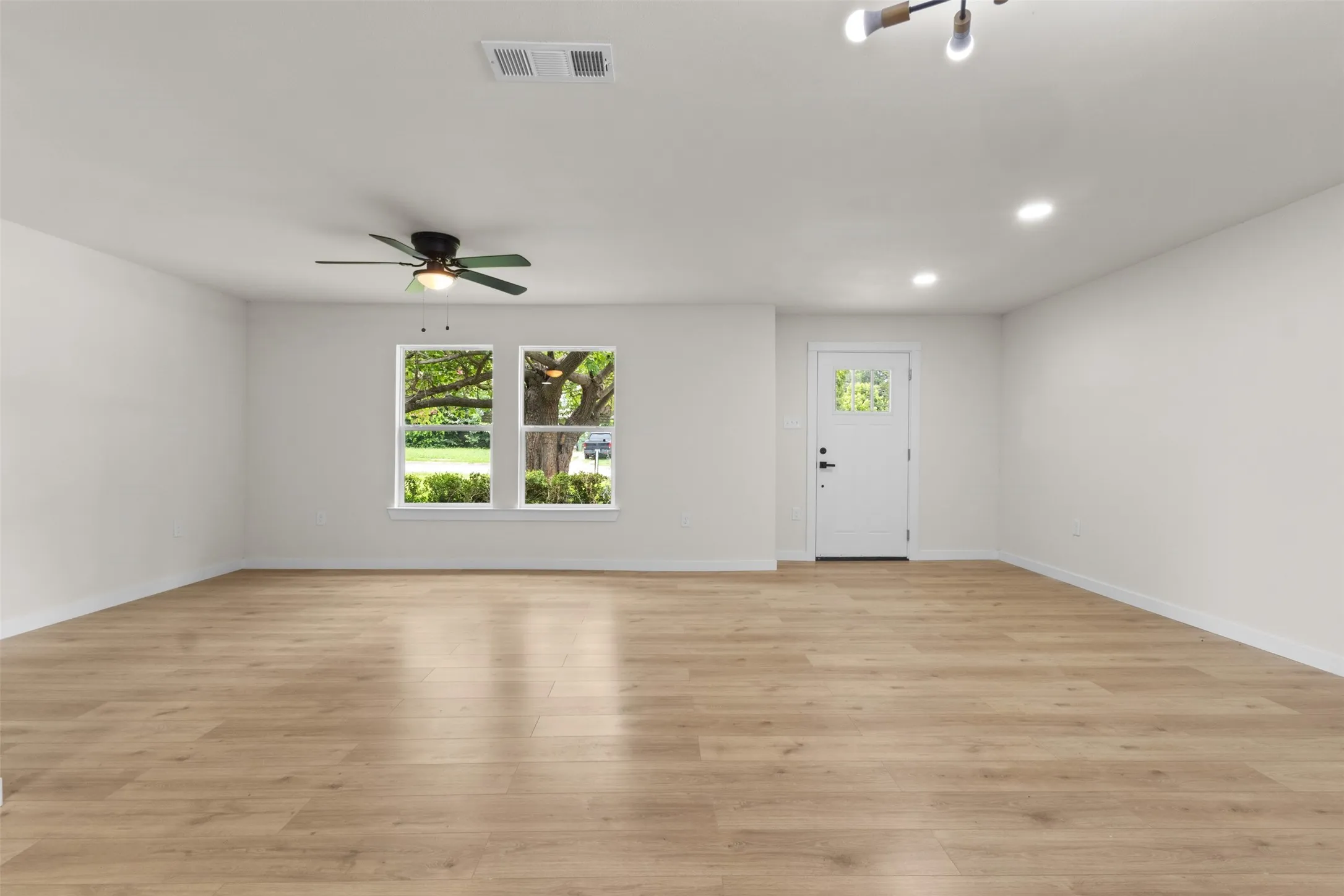 Single Family Residence For Sale in Tarrant County , 425 Browning Drive, Arlington, Texas 76010, 4 Bedroom, 2 Bathroom, 1 Garage spaces, 1,621 Sqft, built in 1954, mls#21230076, Real Estate Agent in Arlington, Homes For Sale in Tarrant county, Homes For Sale in Arlington, Realtor in Arlington Texas, Real Estate Brokerage Independent Realty Texas, Luminita Cordes Realtor