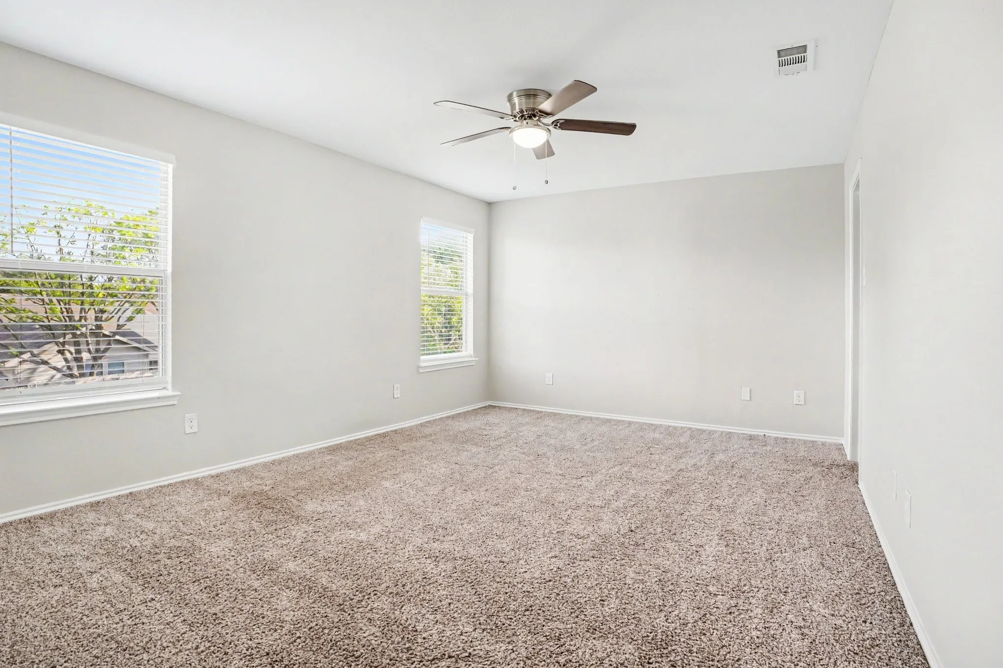 Single Family Residence For Sale in Dallas County , 3164 Saint Dominic Circle, Dallas, Texas 75233, 4 Bedroom, 3 Bathroom, 2 Garage spaces, 1,960 Sqft, built in 2004, mls#21298737, Real Estate Agent in Dallas, Homes For Sale in Dallas county, Homes For Sale in Dallas, Realtor in Dallas Texas, Real Estate Brokerage Independent Realty Texas, Luminita Cordes Realtor