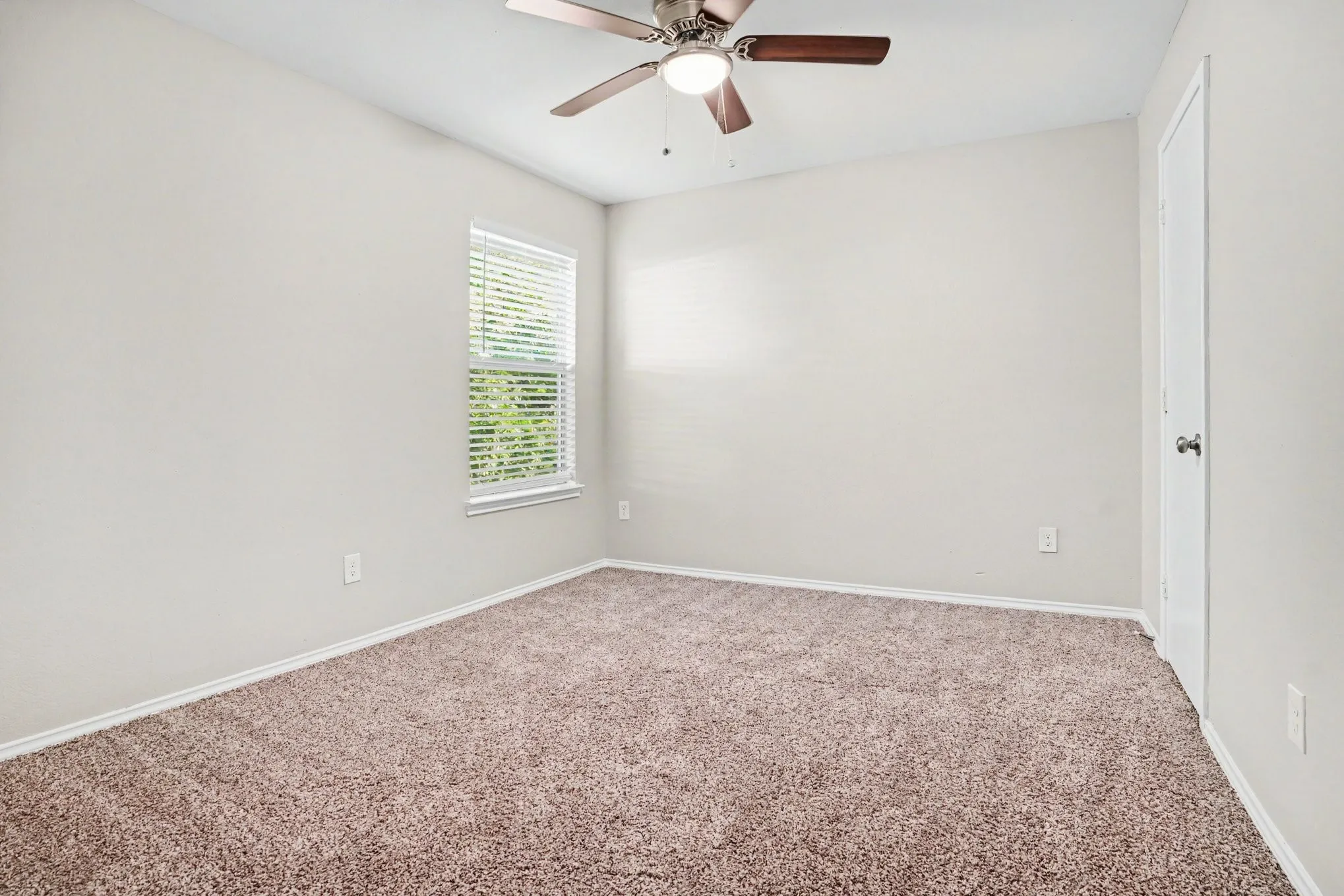 Single Family Residence For Sale in Dallas County , 3164 Saint Dominic Circle, Dallas, Texas 75233, 4 Bedroom, 3 Bathroom, 2 Garage spaces, 1,960 Sqft, built in 2004, mls#21298737, Real Estate Agent in Dallas, Homes For Sale in Dallas county, Homes For Sale in Dallas, Realtor in Dallas Texas, Real Estate Brokerage Independent Realty Texas, Luminita Cordes Realtor