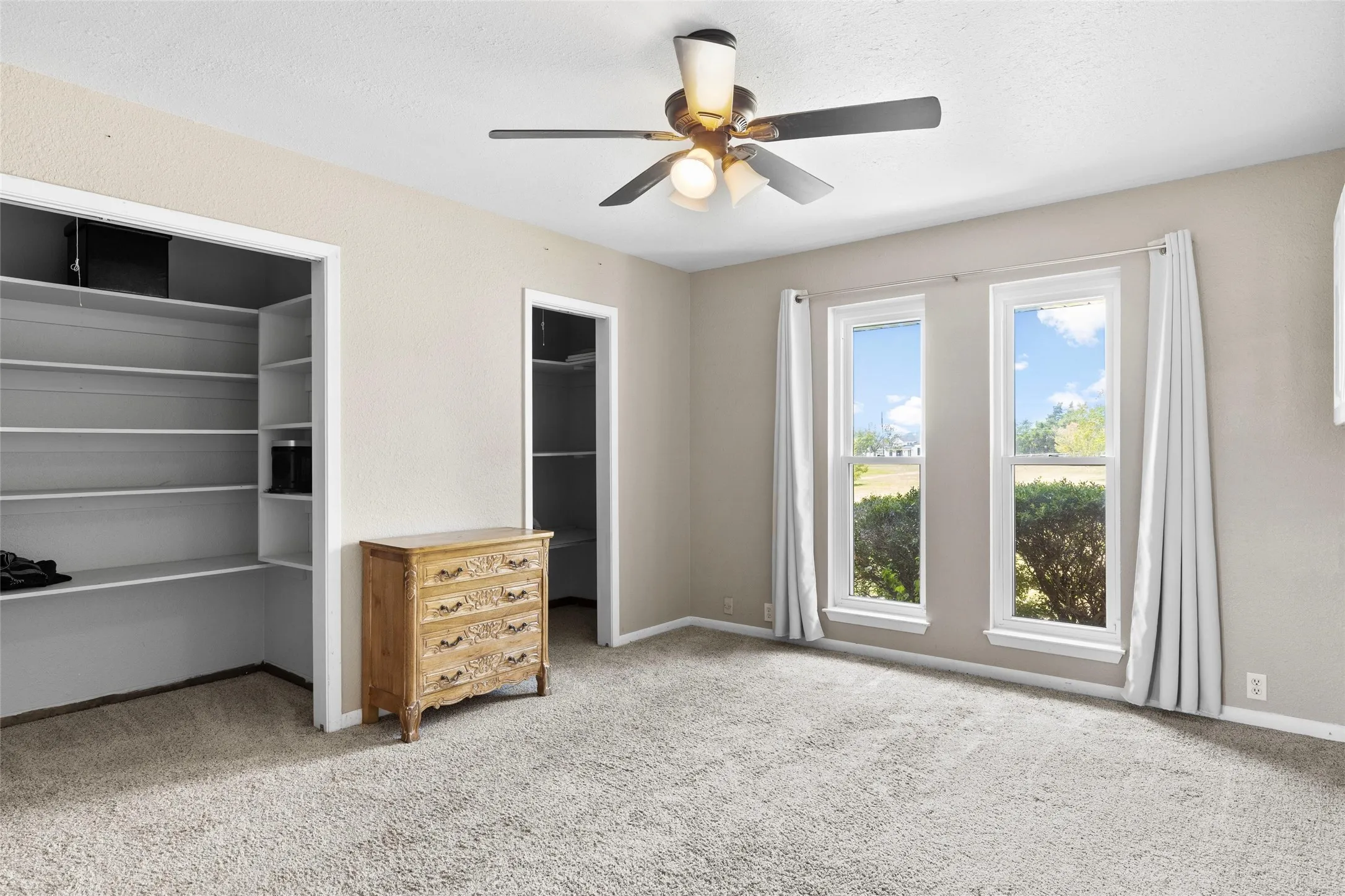 Single Family Residence For Sale in Rockwall County , 421 H Wallace Lane, Rockwall, Texas 75032, 4 Bedroom, 3 Bathroom, 4 Garage spaces, 3,114 Sqft, built in 1980, mls#21303811, Real Estate Agent in Rockwall, Homes For Sale in Rockwall county, Homes For Sale in Rockwall, Realtor in Rockwall Texas, Real Estate Brokerage Independent Realty Texas, Luminita Cordes Realtor
