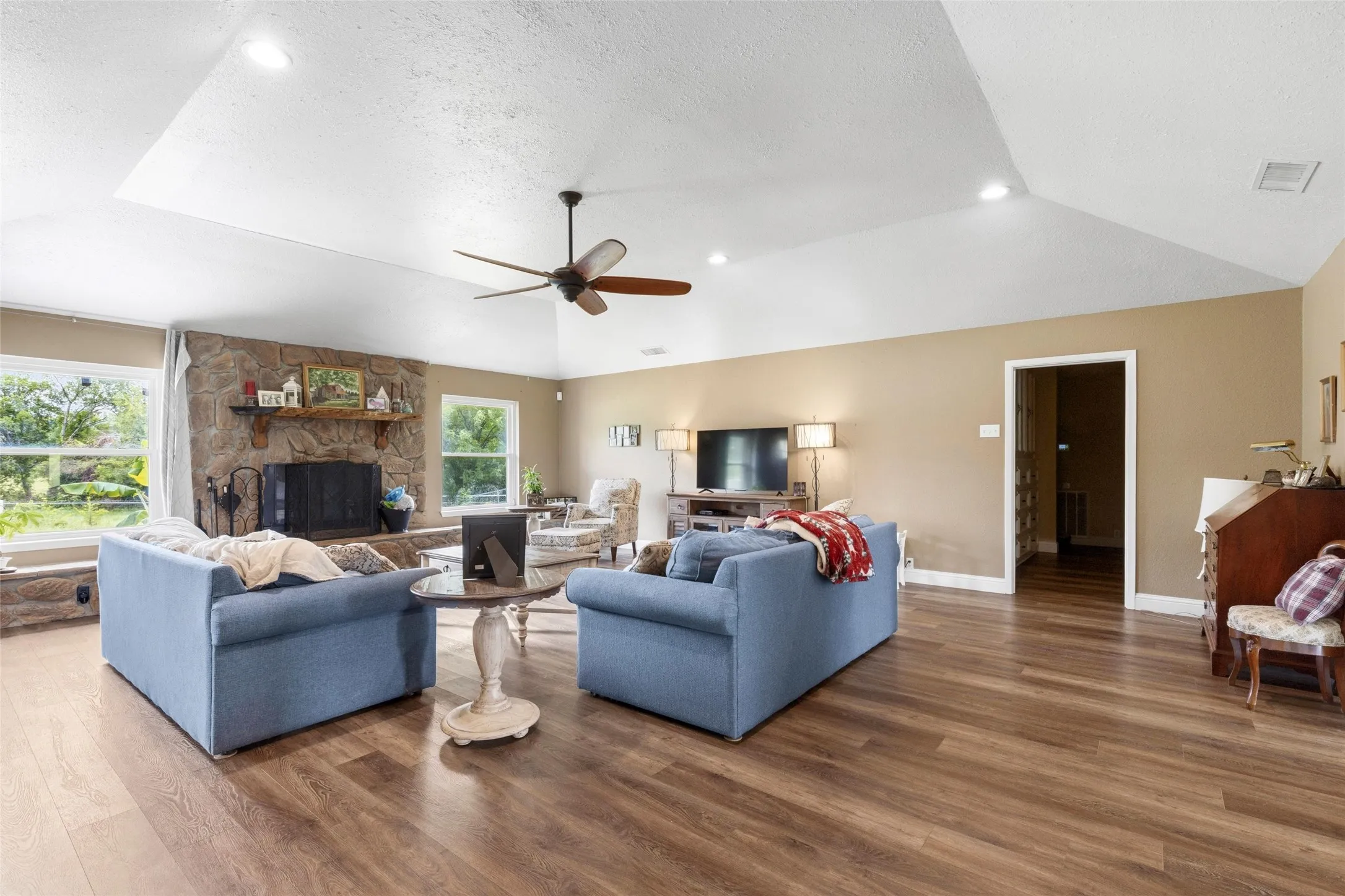 Single Family Residence For Sale in Rockwall County , 421 H Wallace Lane, Rockwall, Texas 75032, 4 Bedroom, 3 Bathroom, 4 Garage spaces, 3,114 Sqft, built in 1980, mls#21303811, Real Estate Agent in Rockwall, Homes For Sale in Rockwall county, Homes For Sale in Rockwall, Realtor in Rockwall Texas, Real Estate Brokerage Independent Realty Texas, Luminita Cordes Realtor