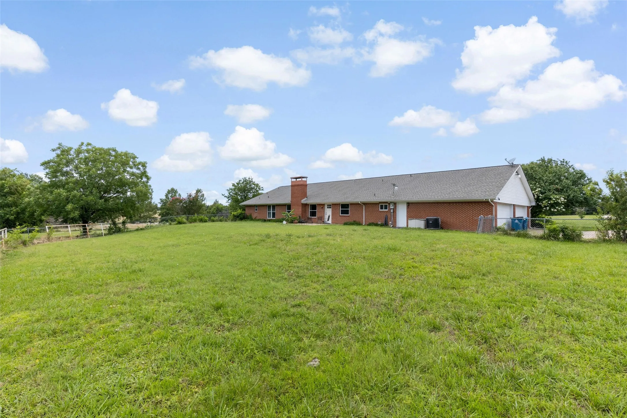 Single Family Residence For Sale in Rockwall County , 421 H Wallace Lane, Rockwall, Texas 75032, 4 Bedroom, 3 Bathroom, 4 Garage spaces, 3,114 Sqft, built in 1980, mls#21303811, Real Estate Agent in Rockwall, Homes For Sale in Rockwall county, Homes For Sale in Rockwall, Realtor in Rockwall Texas, Real Estate Brokerage Independent Realty Texas, Luminita Cordes Realtor