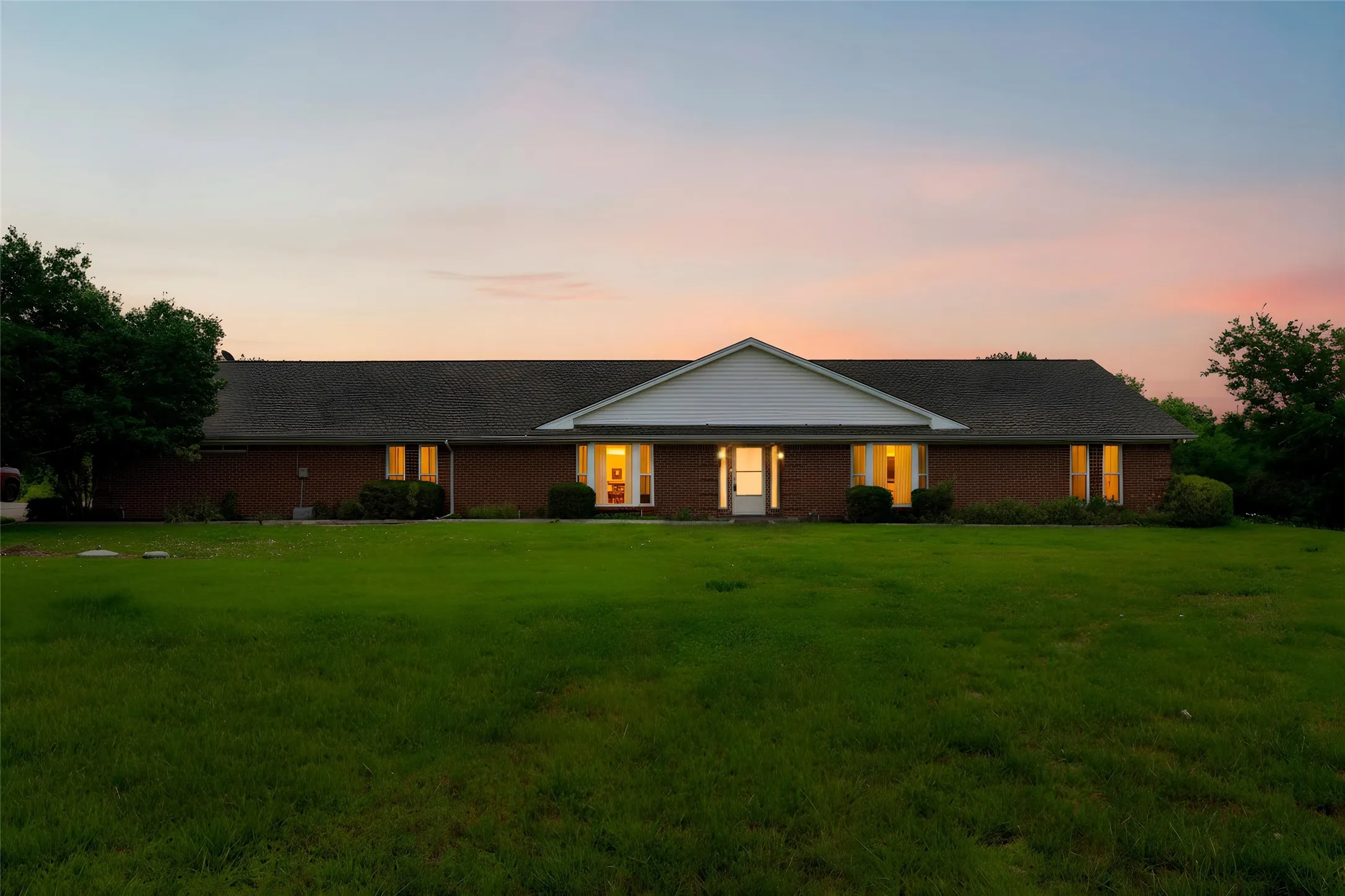 Single Family Residence For Sale in Rockwall County , 421 H Wallace Lane, Rockwall, Texas 75032, 4 Bedroom, 3 Bathroom, 4 Garage spaces, 3,114 Sqft, built in 1980, mls#21303811, Real Estate Agent in Rockwall, Homes For Sale in Rockwall county, Homes For Sale in Rockwall, Realtor in Rockwall Texas, Real Estate Brokerage Independent Realty Texas, Luminita Cordes Realtor