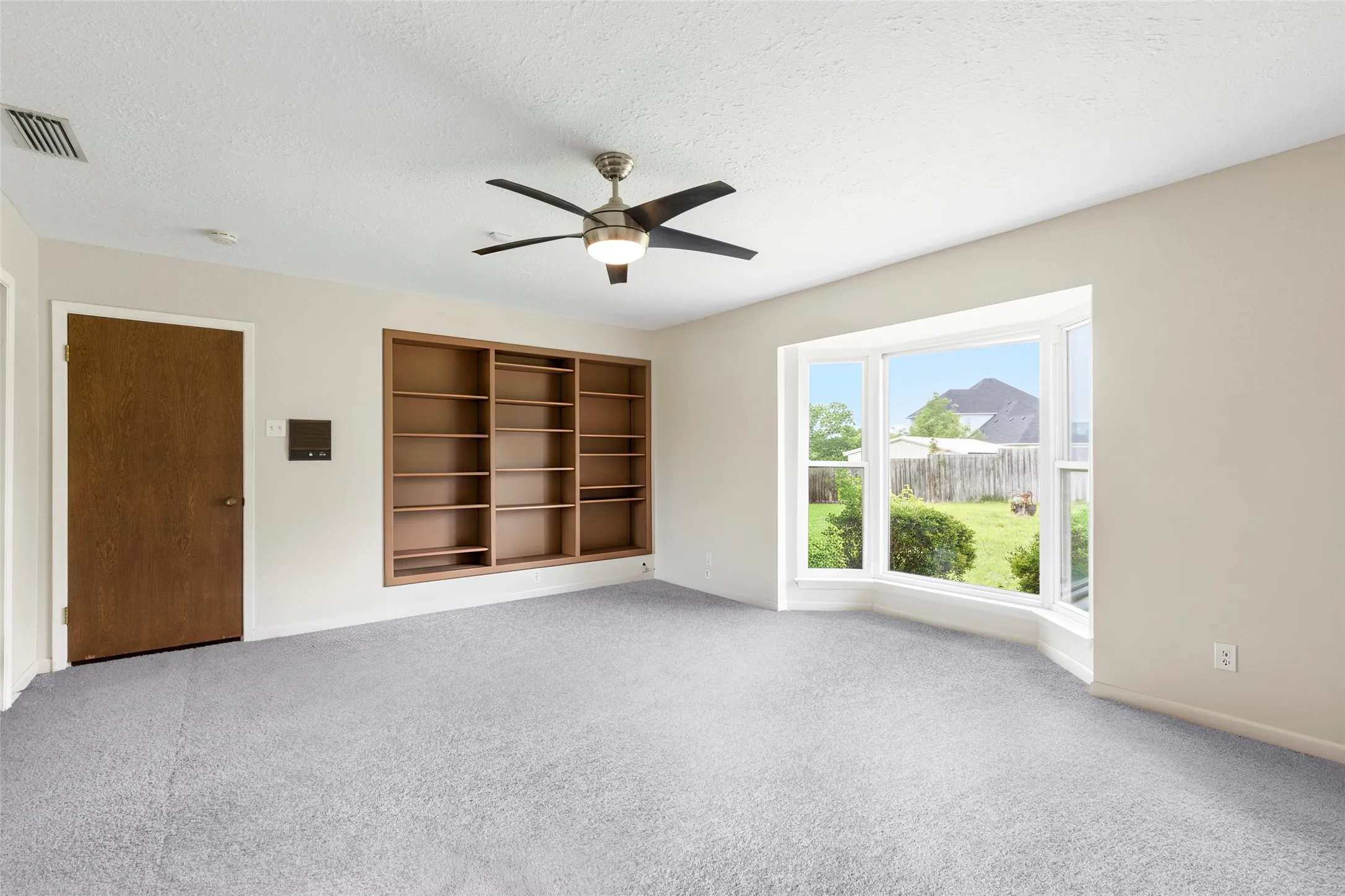 Single Family Residence For Sale in Rockwall County , 421 H Wallace Lane, Rockwall, Texas 75032, 4 Bedroom, 3 Bathroom, 4 Garage spaces, 3,114 Sqft, built in 1980, mls#21303811, Real Estate Agent in Rockwall, Homes For Sale in Rockwall county, Homes For Sale in Rockwall, Realtor in Rockwall Texas, Real Estate Brokerage Independent Realty Texas, Luminita Cordes Realtor
