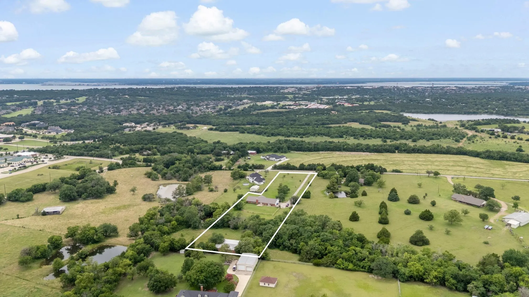 Single Family Residence For Sale in Rockwall County , 421 H Wallace Lane, Rockwall, Texas 75032, 4 Bedroom, 3 Bathroom, 4 Garage spaces, 3,114 Sqft, built in 1980, mls#21303811, Real Estate Agent in Rockwall, Homes For Sale in Rockwall county, Homes For Sale in Rockwall, Realtor in Rockwall Texas, Real Estate Brokerage Independent Realty Texas, Luminita Cordes Realtor
