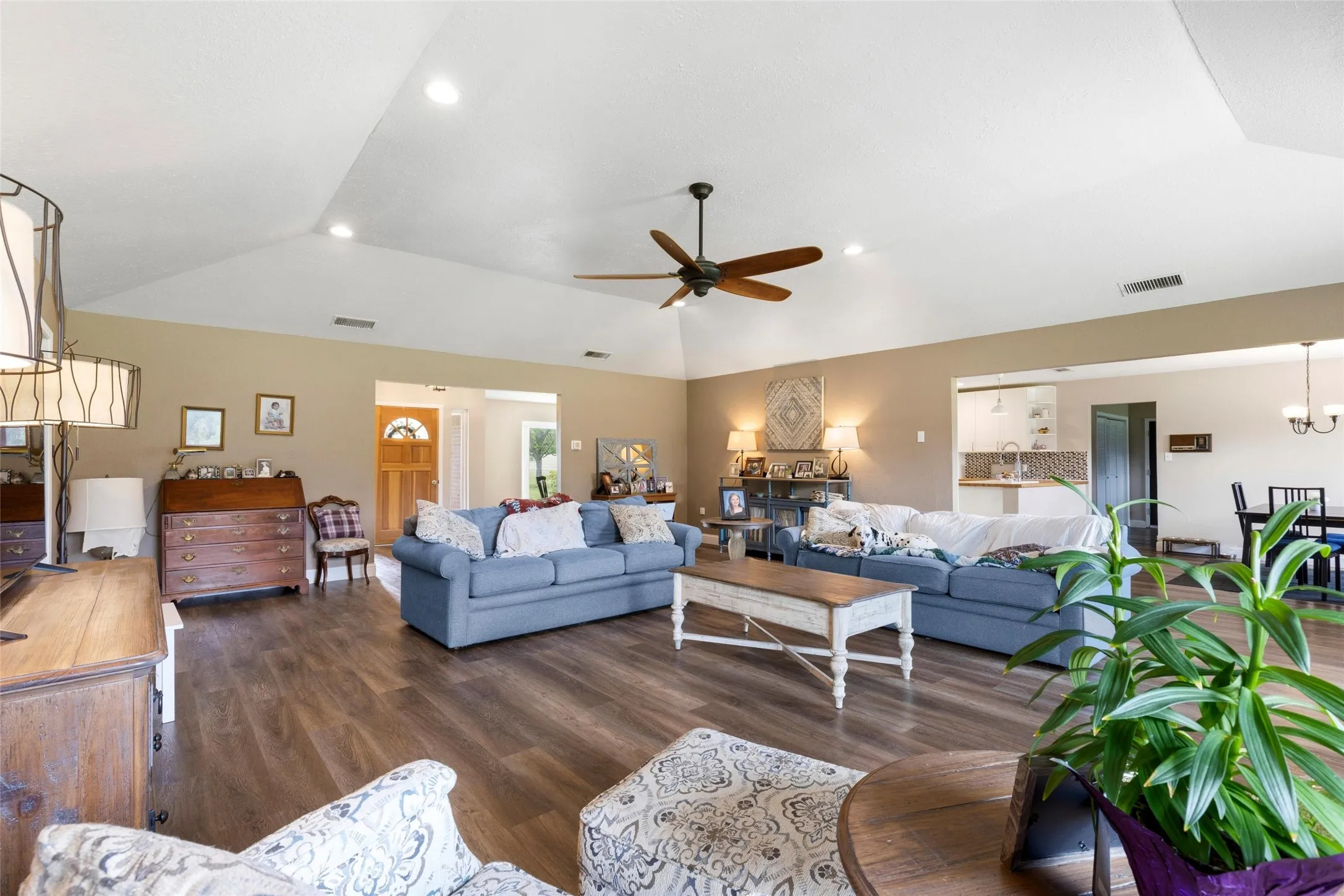 Single Family Residence For Sale in Rockwall County , 421 H Wallace Lane, Rockwall, Texas 75032, 4 Bedroom, 3 Bathroom, 4 Garage spaces, 3,114 Sqft, built in 1980, mls#21303811, Real Estate Agent in Rockwall, Homes For Sale in Rockwall county, Homes For Sale in Rockwall, Realtor in Rockwall Texas, Real Estate Brokerage Independent Realty Texas, Luminita Cordes Realtor