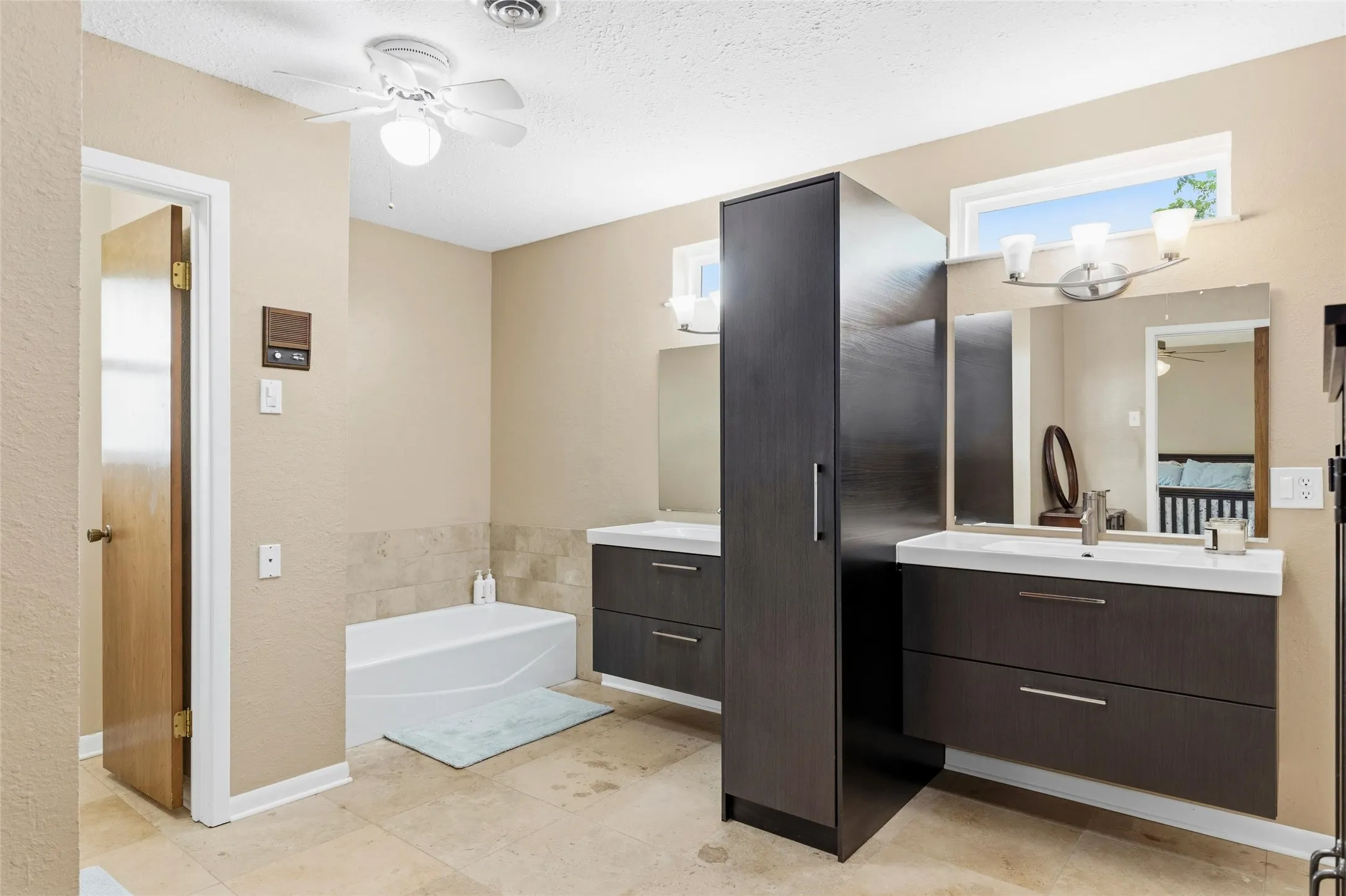 Single Family Residence For Sale in Rockwall County , 421 H Wallace Lane, Rockwall, Texas 75032, 4 Bedroom, 3 Bathroom, 4 Garage spaces, 3,114 Sqft, built in 1980, mls#21303811, Real Estate Agent in Rockwall, Homes For Sale in Rockwall county, Homes For Sale in Rockwall, Realtor in Rockwall Texas, Real Estate Brokerage Independent Realty Texas, Luminita Cordes Realtor