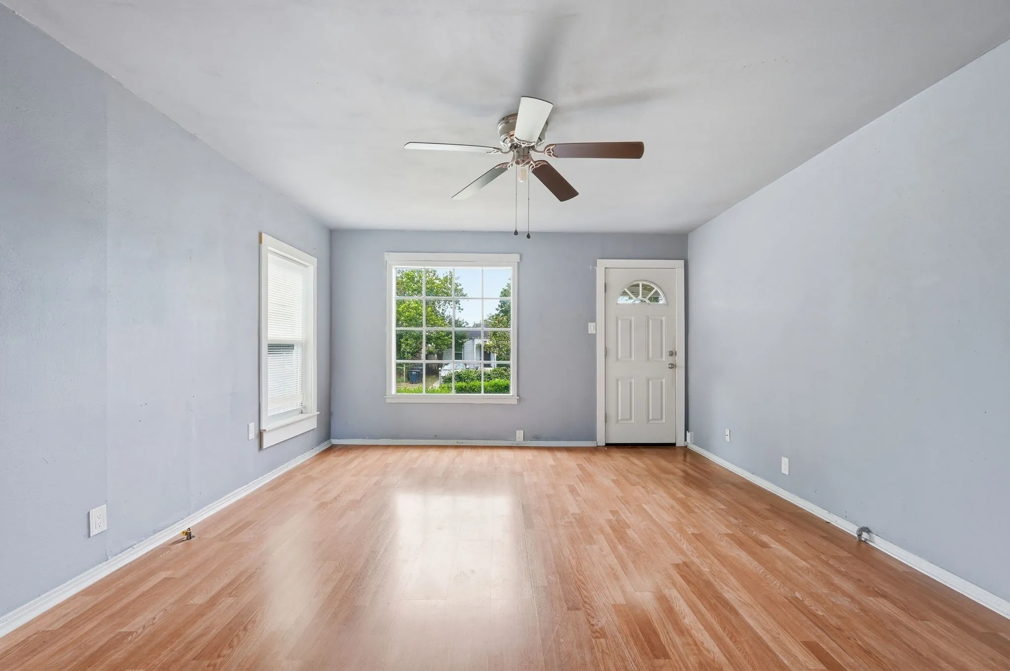 Single Family Residence For Sale in Tarrant County , 2713 35th Street, Fort Worth, Texas 76106, 3 Bedroom, 1 Bathroom, Garage spaces, 900 Sqft, built in 1954, mls#21303633, Real Estate Agent in Fort Worth, Homes For Sale in Tarrant county, Homes For Sale in Fort Worth, Realtor in Fort Worth Texas, Real Estate Brokerage Independent Realty Texas, Luminita Cordes Realtor