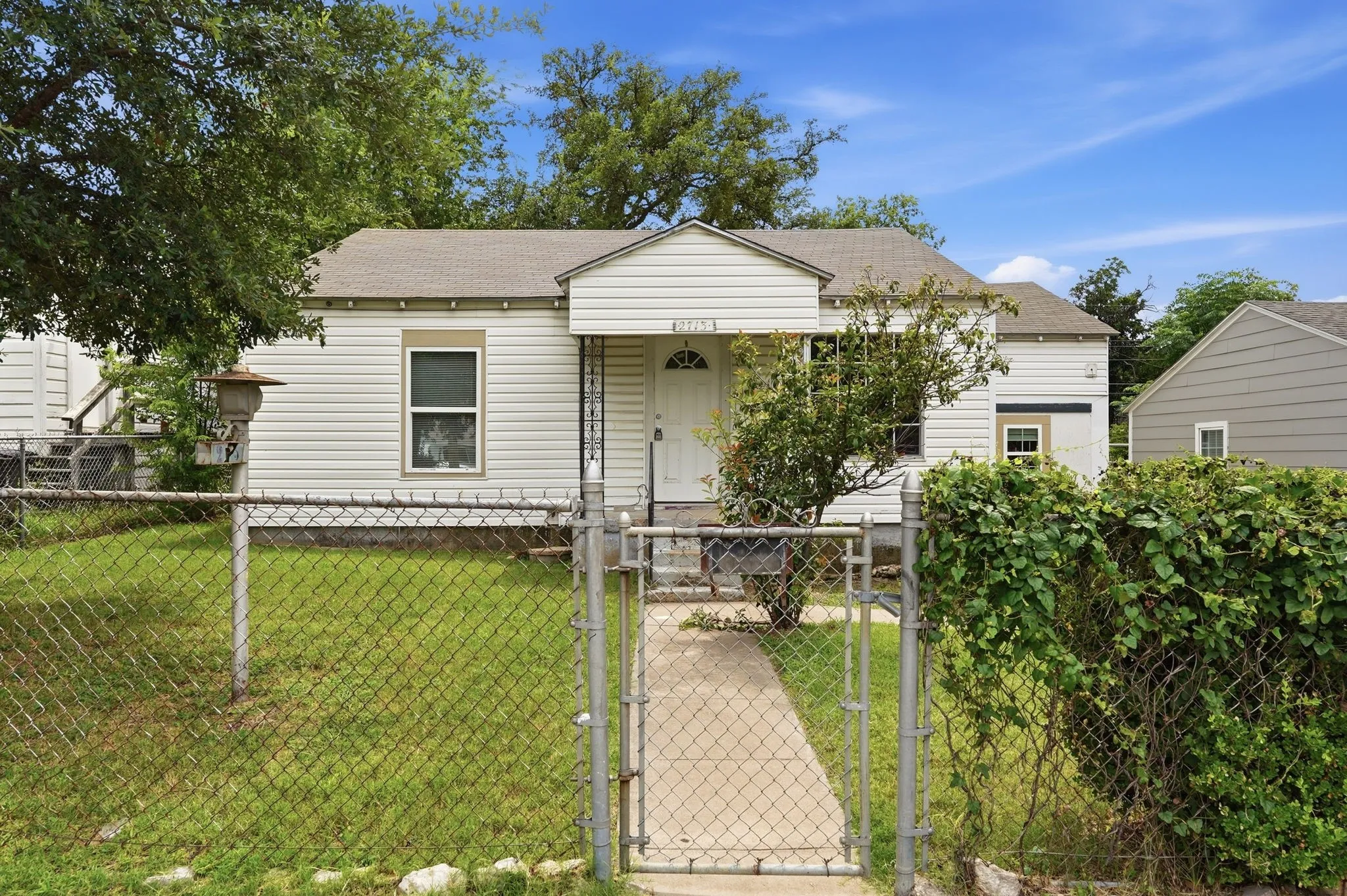 Single Family Residence For Sale in Tarrant County , 2713 35th Street, Fort Worth, Texas 76106, 3 Bedroom, 1 Bathroom, Garage spaces, 900 Sqft, built in 1954, mls#21303633, Real Estate Agent in Fort Worth, Homes For Sale in Tarrant county, Homes For Sale in Fort Worth, Realtor in Fort Worth Texas, Real Estate Brokerage Independent Realty Texas, Luminita Cordes Realtor