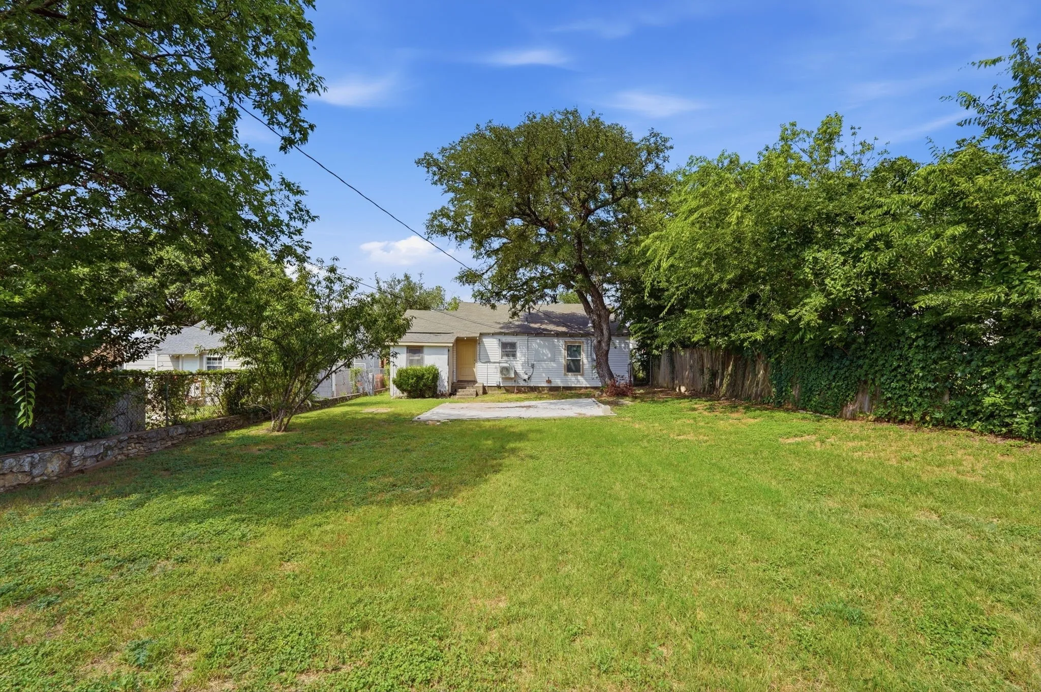 Single Family Residence For Sale in Tarrant County , 2713 35th Street, Fort Worth, Texas 76106, 3 Bedroom, 1 Bathroom, Garage spaces, 900 Sqft, built in 1954, mls#21303633, Real Estate Agent in Fort Worth, Homes For Sale in Tarrant county, Homes For Sale in Fort Worth, Realtor in Fort Worth Texas, Real Estate Brokerage Independent Realty Texas, Luminita Cordes Realtor