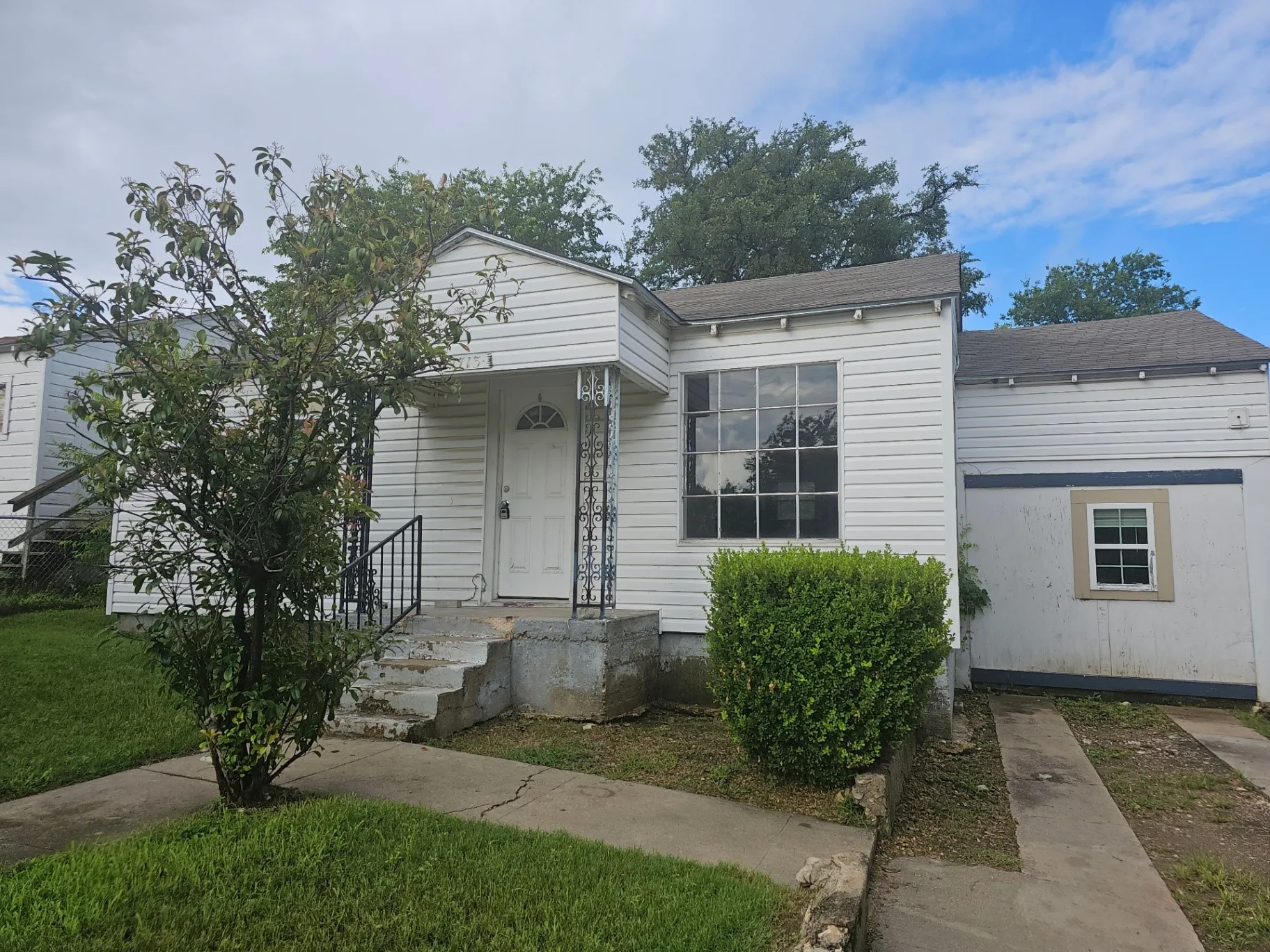 Single Family Residence For Sale in Tarrant County , 2713 35th Street, Fort Worth, Texas 76106, 3 Bedroom, 1 Bathroom, Garage spaces, 900 Sqft, built in 1954, mls#21303633, Real Estate Agent in Fort Worth, Homes For Sale in Tarrant county, Homes For Sale in Fort Worth, Realtor in Fort Worth Texas, Real Estate Brokerage Independent Realty Texas, Luminita Cordes Realtor