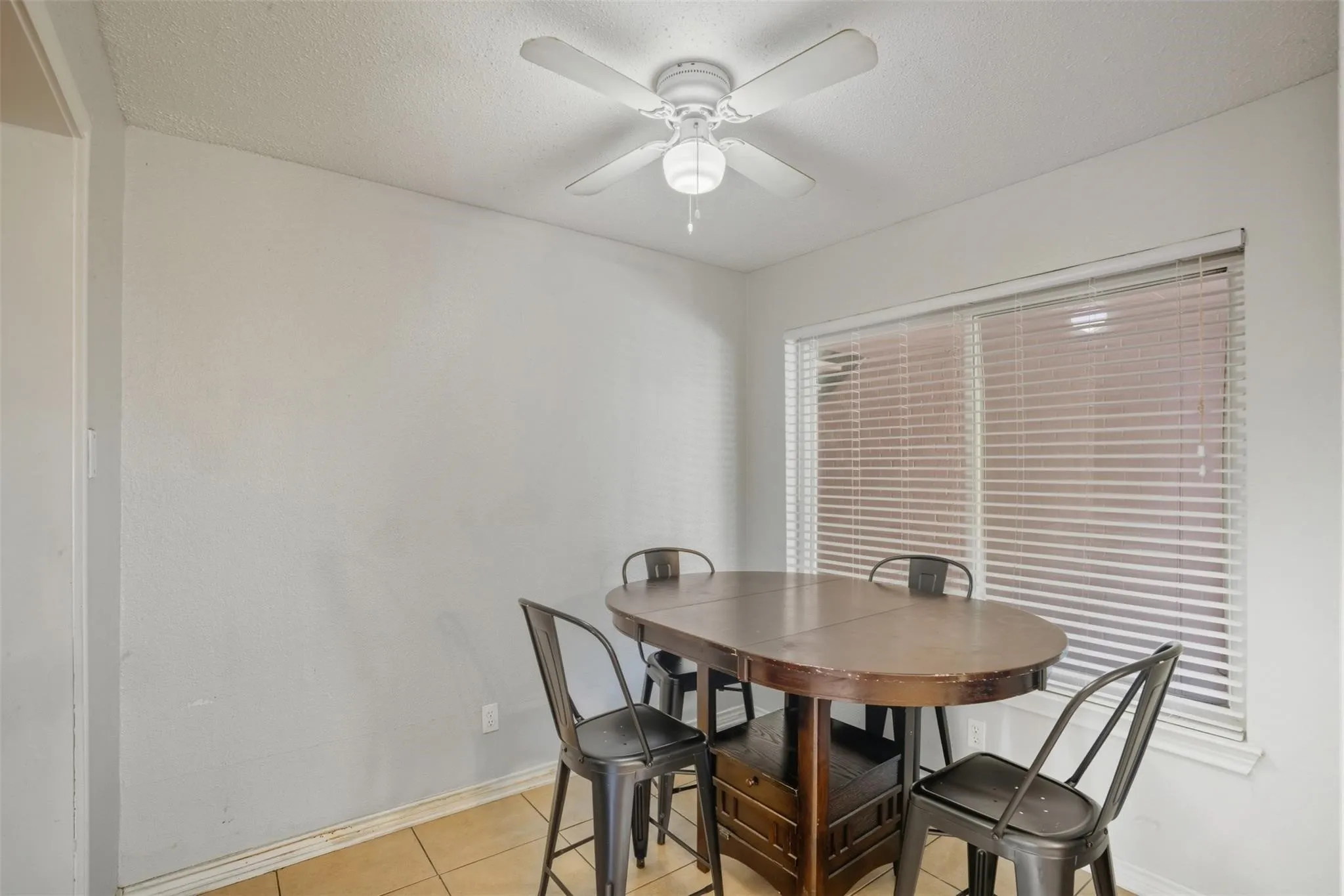 Apartment For Rent in Tarrant County , 150 S Main Street, Euless, Texas 76040, 2 Bedroom, 1 Bathroom, Garage spaces, 880 Sqft, built in 1964, mls#21303217, Real Estate Agent in Euless, Homes For Rent in Tarrant county, Homes For Rent in Euless, Realtor in Euless Texas, Real Estate Brokerage Independent Realty Texas, Luminita Cordes Realtor