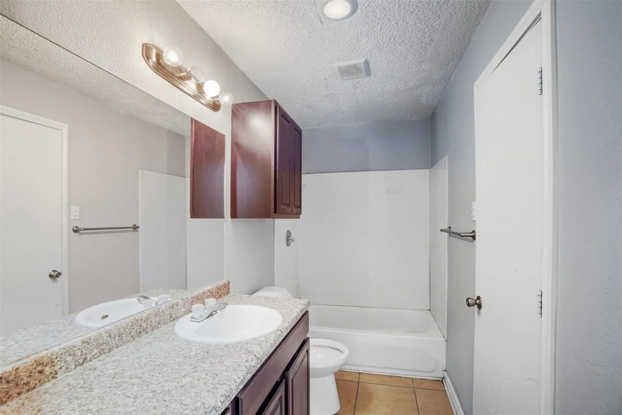 Apartment For Rent in Tarrant County , 150 S Main Street, Euless, Texas 76040, 2 Bedroom, 1 Bathroom, Garage spaces, 880 Sqft, built in 1964, mls#21303217, Real Estate Agent in Euless, Homes For Rent in Tarrant county, Homes For Rent in Euless, Realtor in Euless Texas, Real Estate Brokerage Independent Realty Texas, Luminita Cordes Realtor