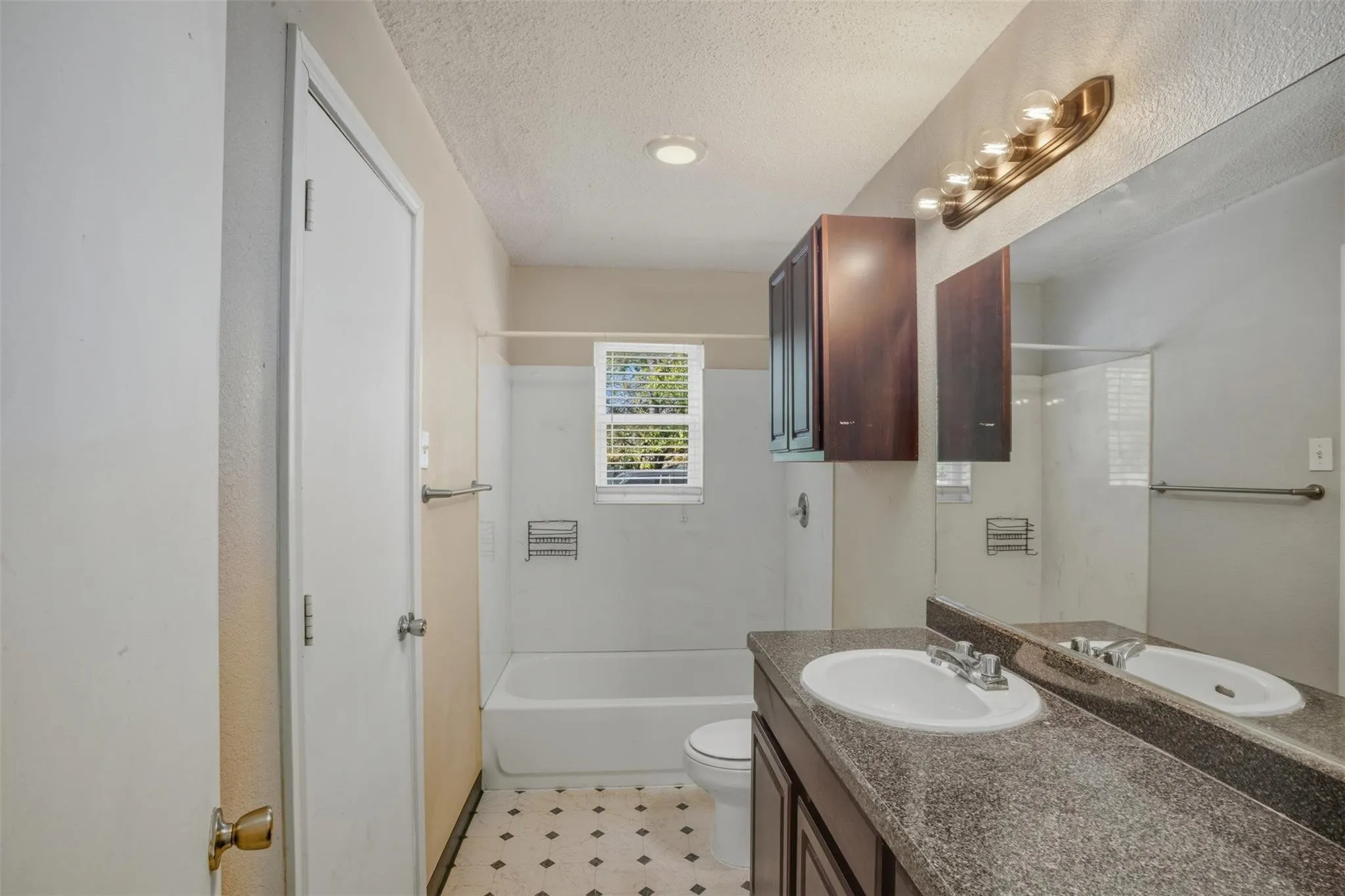 Apartment For Rent in Tarrant County , 150 S Main Street, Euless, Texas 76040, 2 Bedroom, 1 Bathroom, Garage spaces, 880 Sqft, built in 1964, mls#21303217, Real Estate Agent in Euless, Homes For Rent in Tarrant county, Homes For Rent in Euless, Realtor in Euless Texas, Real Estate Brokerage Independent Realty Texas, Luminita Cordes Realtor