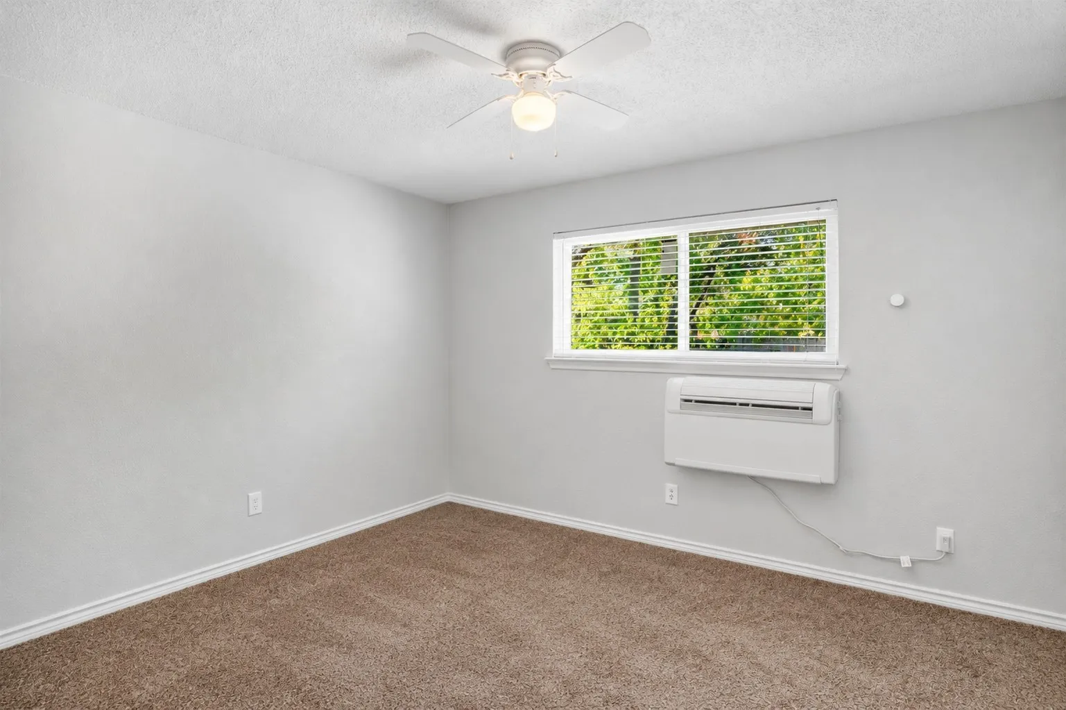 Apartment For Rent in Tarrant County , 150 S Main Street, Euless, Texas 76040, 2 Bedroom, 1 Bathroom, Garage spaces, 880 Sqft, built in 1964, mls#21303217, Real Estate Agent in Euless, Homes For Rent in Tarrant county, Homes For Rent in Euless, Realtor in Euless Texas, Real Estate Brokerage Independent Realty Texas, Luminita Cordes Realtor