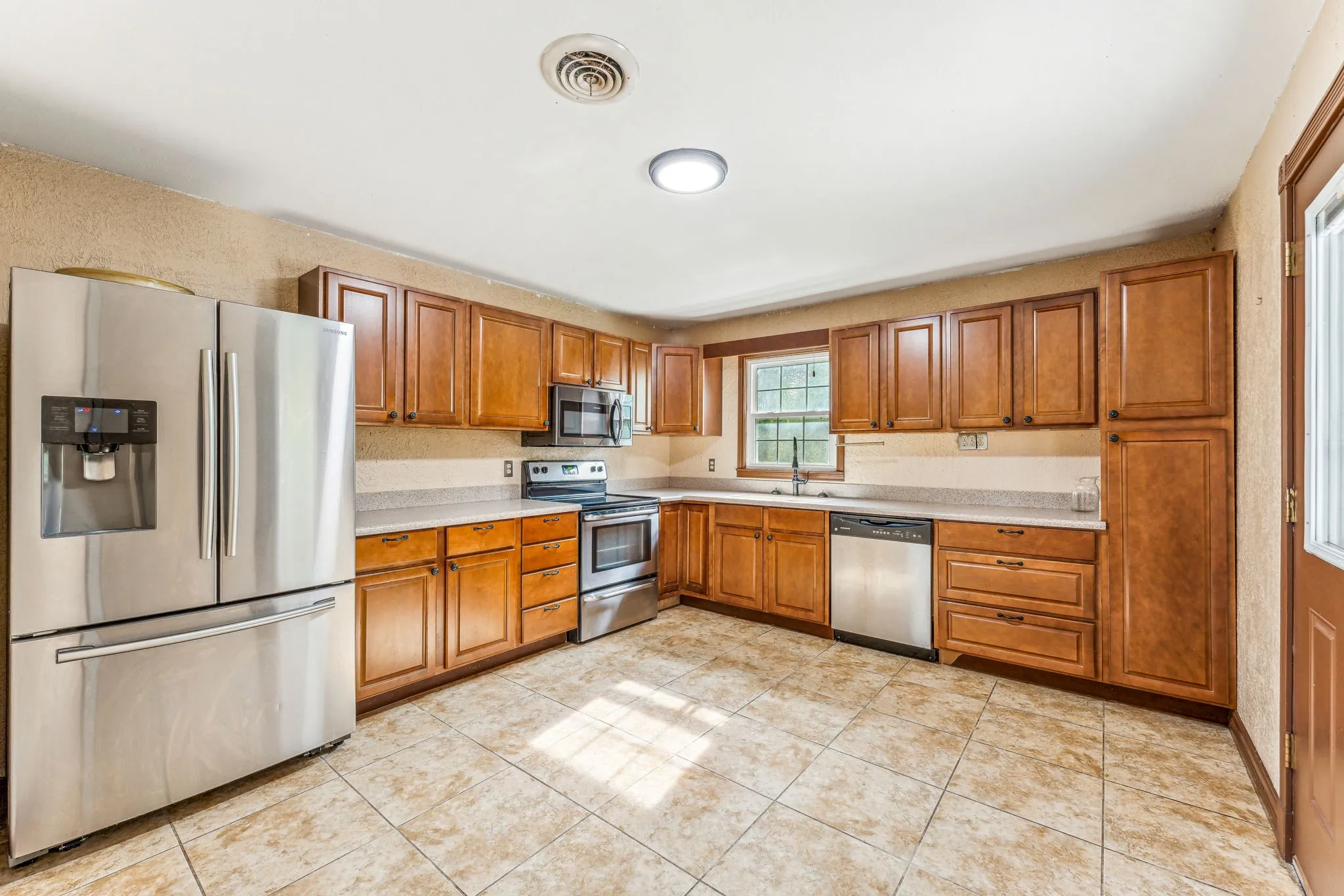 Single Family Residence For Sale in Parker County , 2416 Ivie Lane, Weatherford, Texas 76087, 4 Bedroom, 2 Bathroom, Garage spaces, 2,960 Sqft, built in 1950, mls#21303773, Real Estate Agent in Weatherford, Homes For Sale in Parker county, Homes For Sale in Weatherford, Realtor in Weatherford Texas, Real Estate Brokerage Independent Realty Texas, Luminita Cordes Realtor