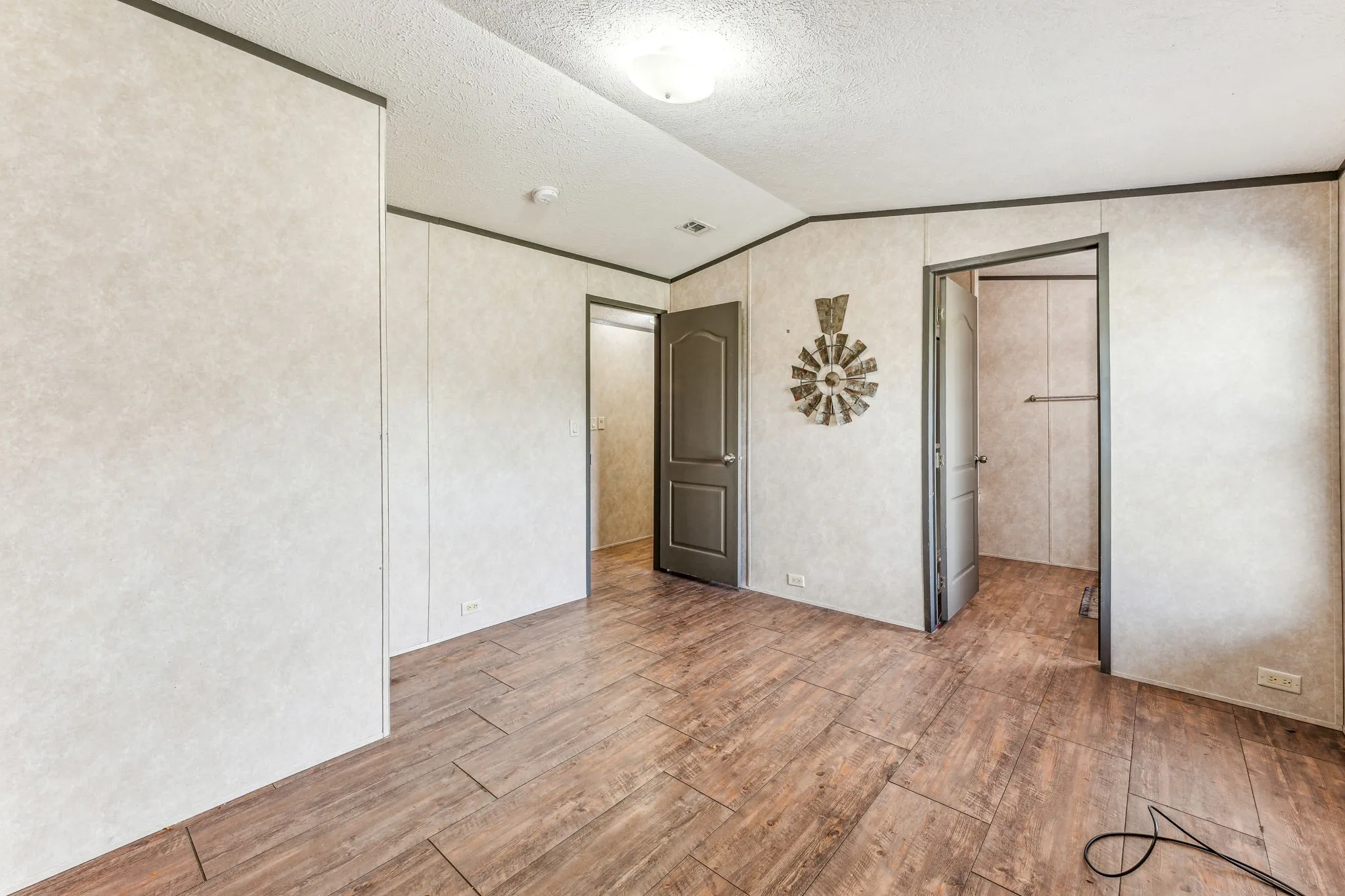Single Family Residence For Sale in Parker County , 2416 Ivie Lane, Weatherford, Texas 76087, 4 Bedroom, 2 Bathroom, Garage spaces, 2,960 Sqft, built in 1950, mls#21303773, Real Estate Agent in Weatherford, Homes For Sale in Parker county, Homes For Sale in Weatherford, Realtor in Weatherford Texas, Real Estate Brokerage Independent Realty Texas, Luminita Cordes Realtor