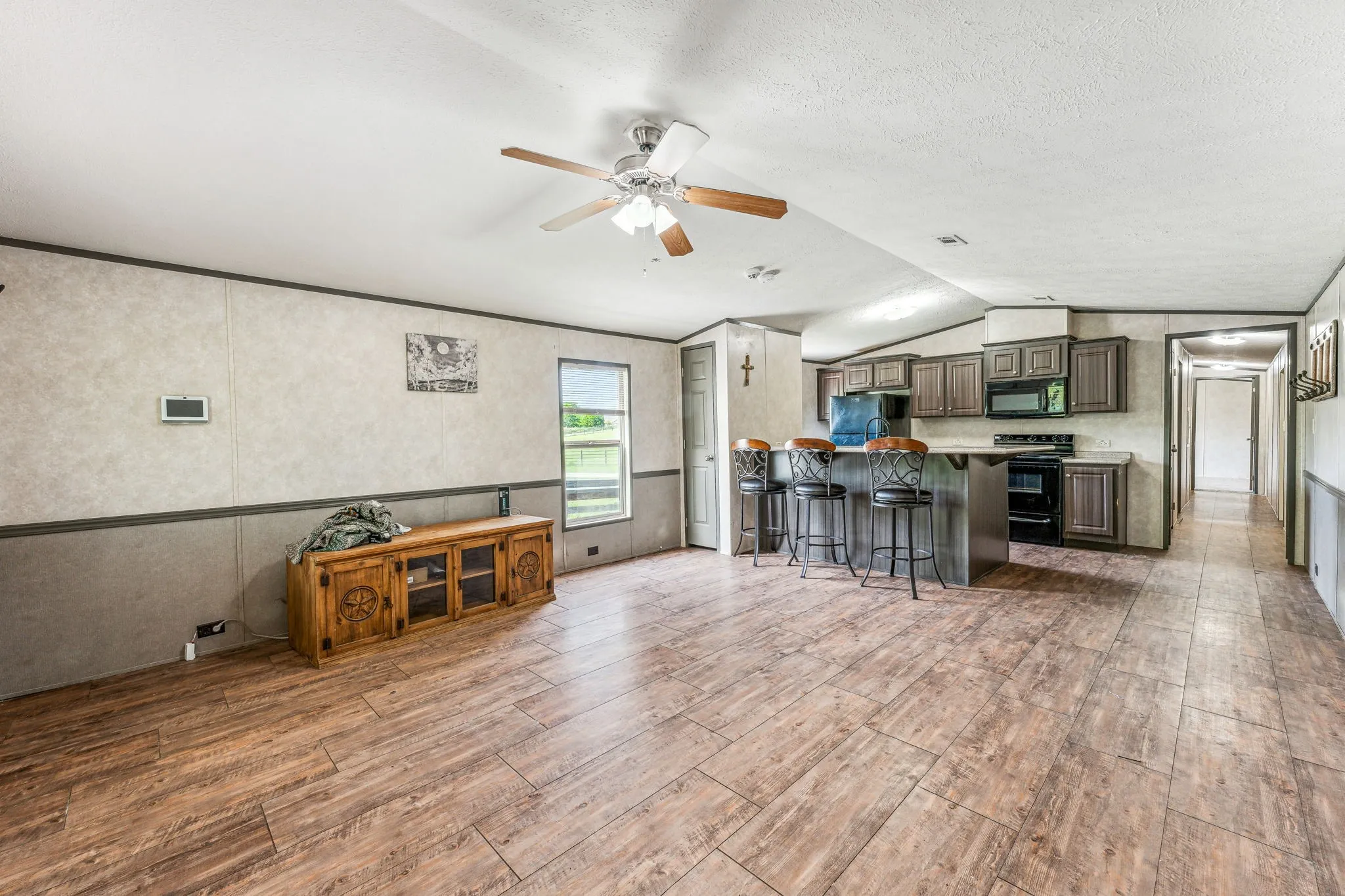 Single Family Residence For Sale in Parker County , 2416 Ivie Lane, Weatherford, Texas 76087, 4 Bedroom, 2 Bathroom, Garage spaces, 2,960 Sqft, built in 1950, mls#21303773, Real Estate Agent in Weatherford, Homes For Sale in Parker county, Homes For Sale in Weatherford, Realtor in Weatherford Texas, Real Estate Brokerage Independent Realty Texas, Luminita Cordes Realtor