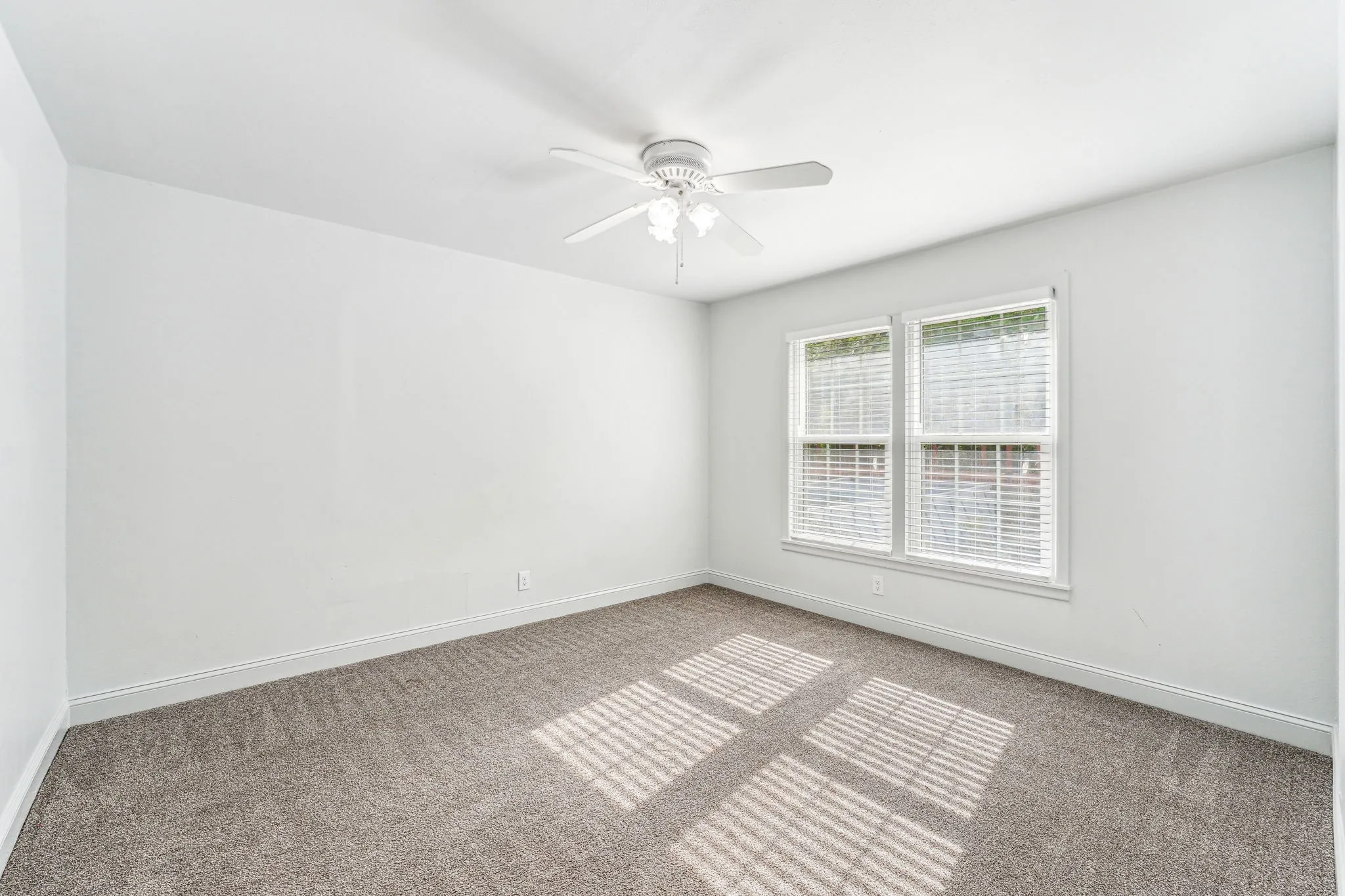 Single Family Residence For Sale in Parker County , 2416 Ivie Lane, Weatherford, Texas 76087, 4 Bedroom, 2 Bathroom, Garage spaces, 2,960 Sqft, built in 1950, mls#21303773, Real Estate Agent in Weatherford, Homes For Sale in Parker county, Homes For Sale in Weatherford, Realtor in Weatherford Texas, Real Estate Brokerage Independent Realty Texas, Luminita Cordes Realtor
