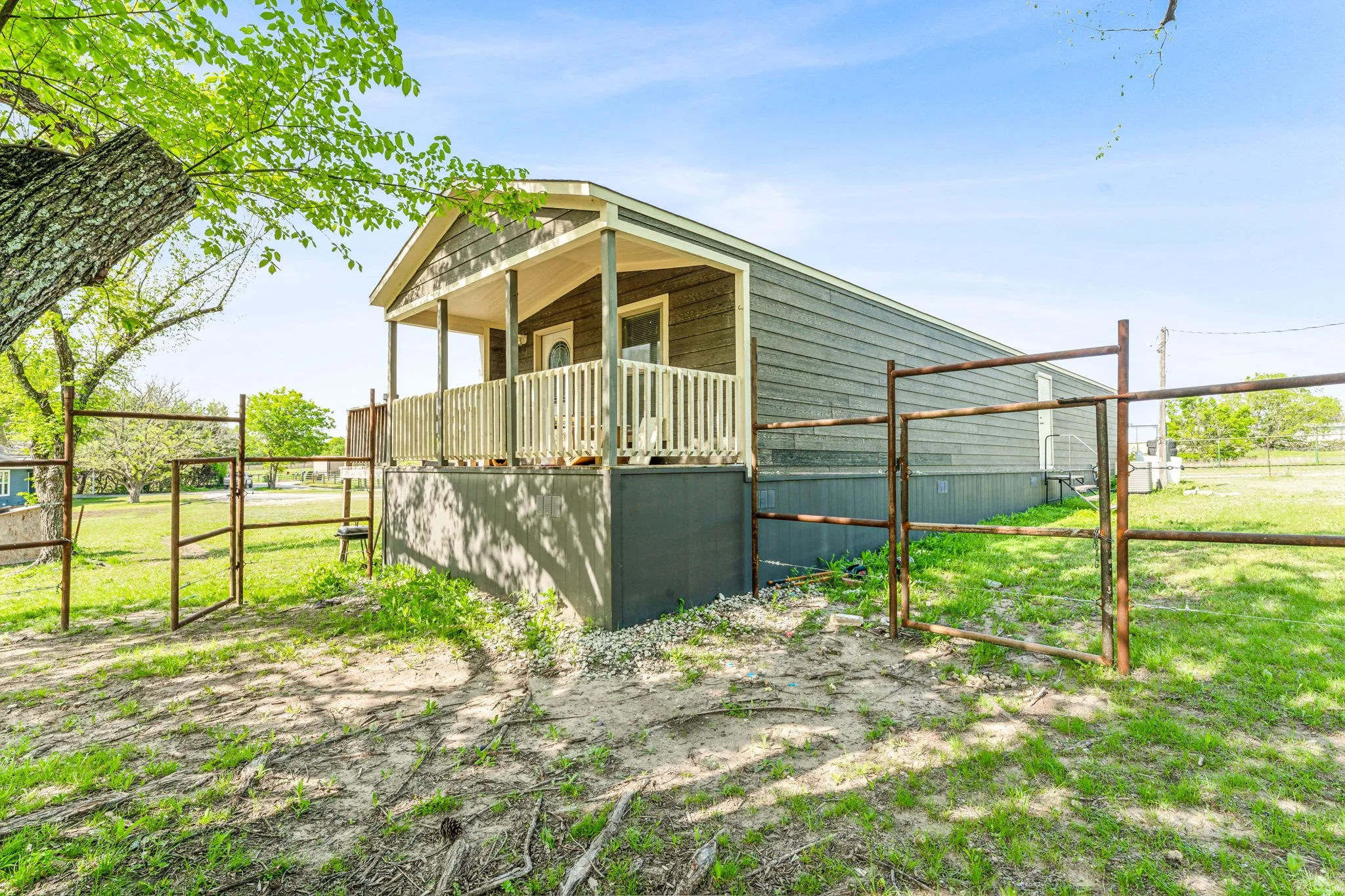 Single Family Residence For Sale in Parker County , 2416 Ivie Lane, Weatherford, Texas 76087, 4 Bedroom, 2 Bathroom, Garage spaces, 2,960 Sqft, built in 1950, mls#21303773, Real Estate Agent in Weatherford, Homes For Sale in Parker county, Homes For Sale in Weatherford, Realtor in Weatherford Texas, Real Estate Brokerage Independent Realty Texas, Luminita Cordes Realtor