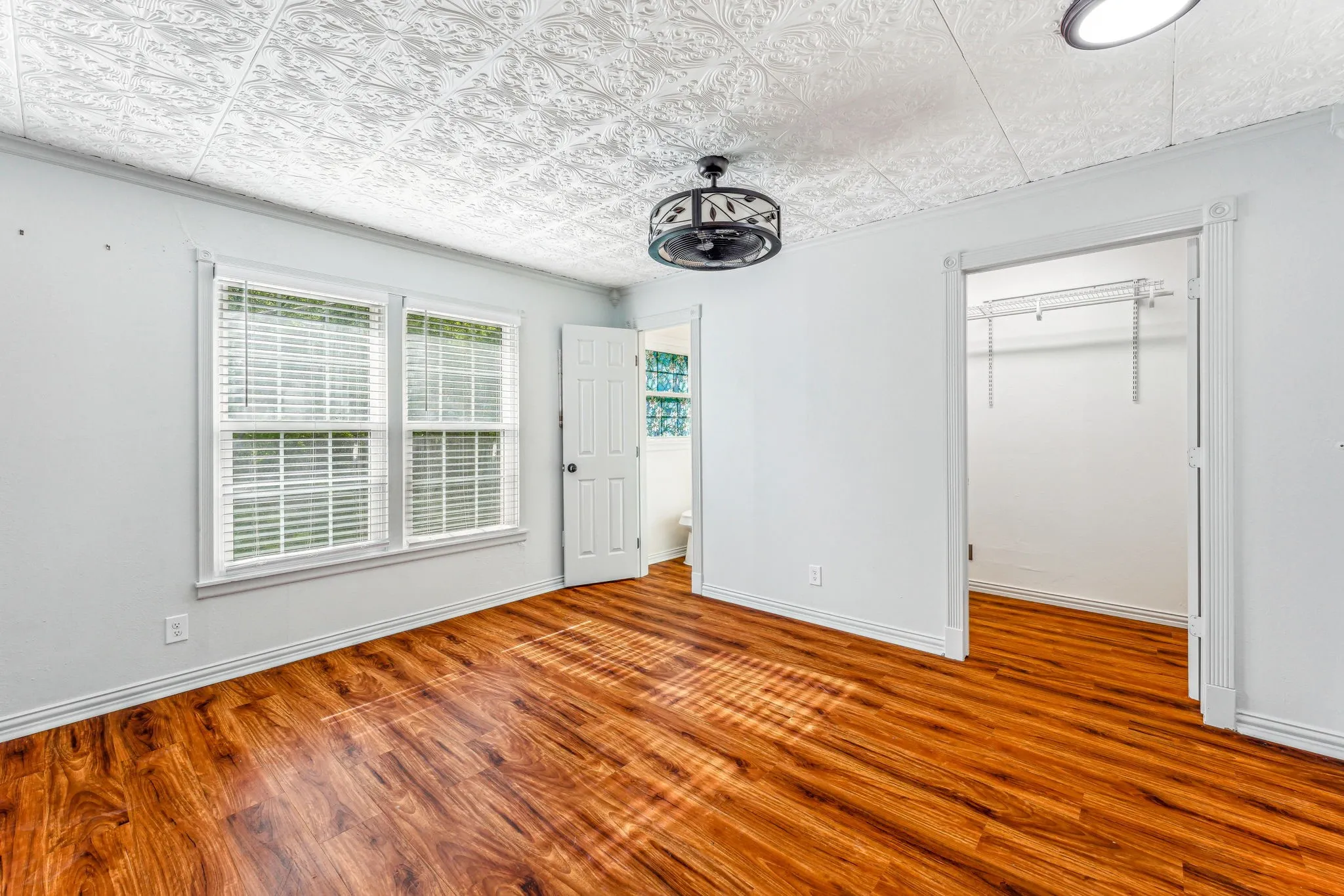Single Family Residence For Sale in Parker County , 2416 Ivie Lane, Weatherford, Texas 76087, 4 Bedroom, 2 Bathroom, Garage spaces, 2,960 Sqft, built in 1950, mls#21303773, Real Estate Agent in Weatherford, Homes For Sale in Parker county, Homes For Sale in Weatherford, Realtor in Weatherford Texas, Real Estate Brokerage Independent Realty Texas, Luminita Cordes Realtor