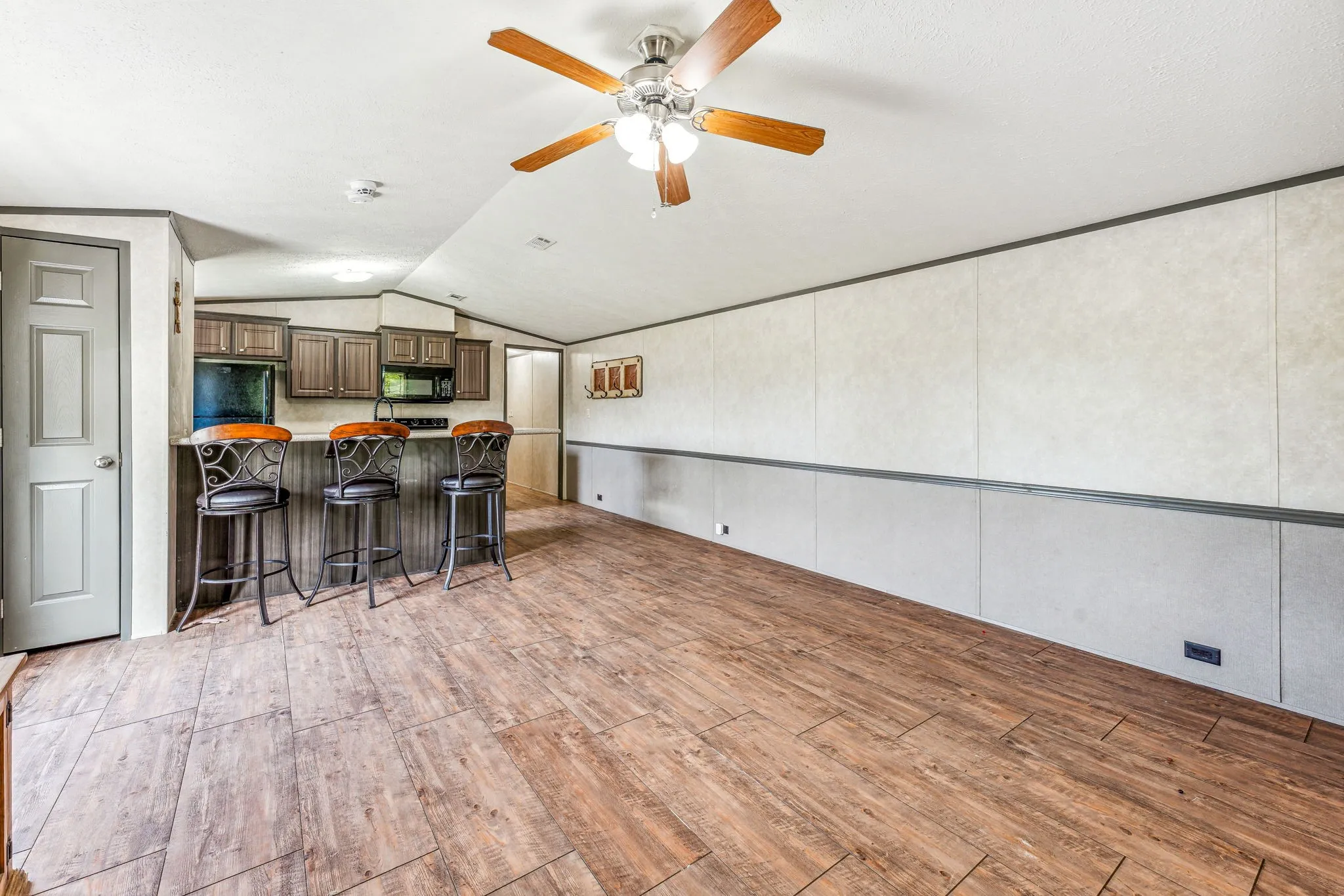 Single Family Residence For Sale in Parker County , 2416 Ivie Lane, Weatherford, Texas 76087, 4 Bedroom, 2 Bathroom, Garage spaces, 2,960 Sqft, built in 1950, mls#21303773, Real Estate Agent in Weatherford, Homes For Sale in Parker county, Homes For Sale in Weatherford, Realtor in Weatherford Texas, Real Estate Brokerage Independent Realty Texas, Luminita Cordes Realtor